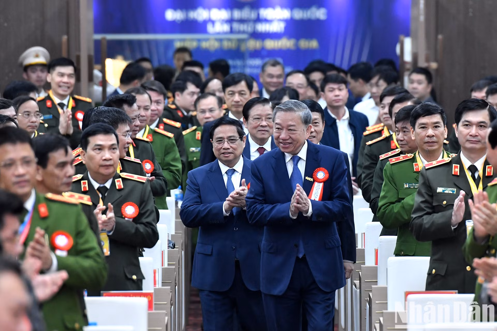 El secretario general del Partido Comunista de Vietnam, To Lam, y el primer ministro Pham Minh Chinh asisten al evento.