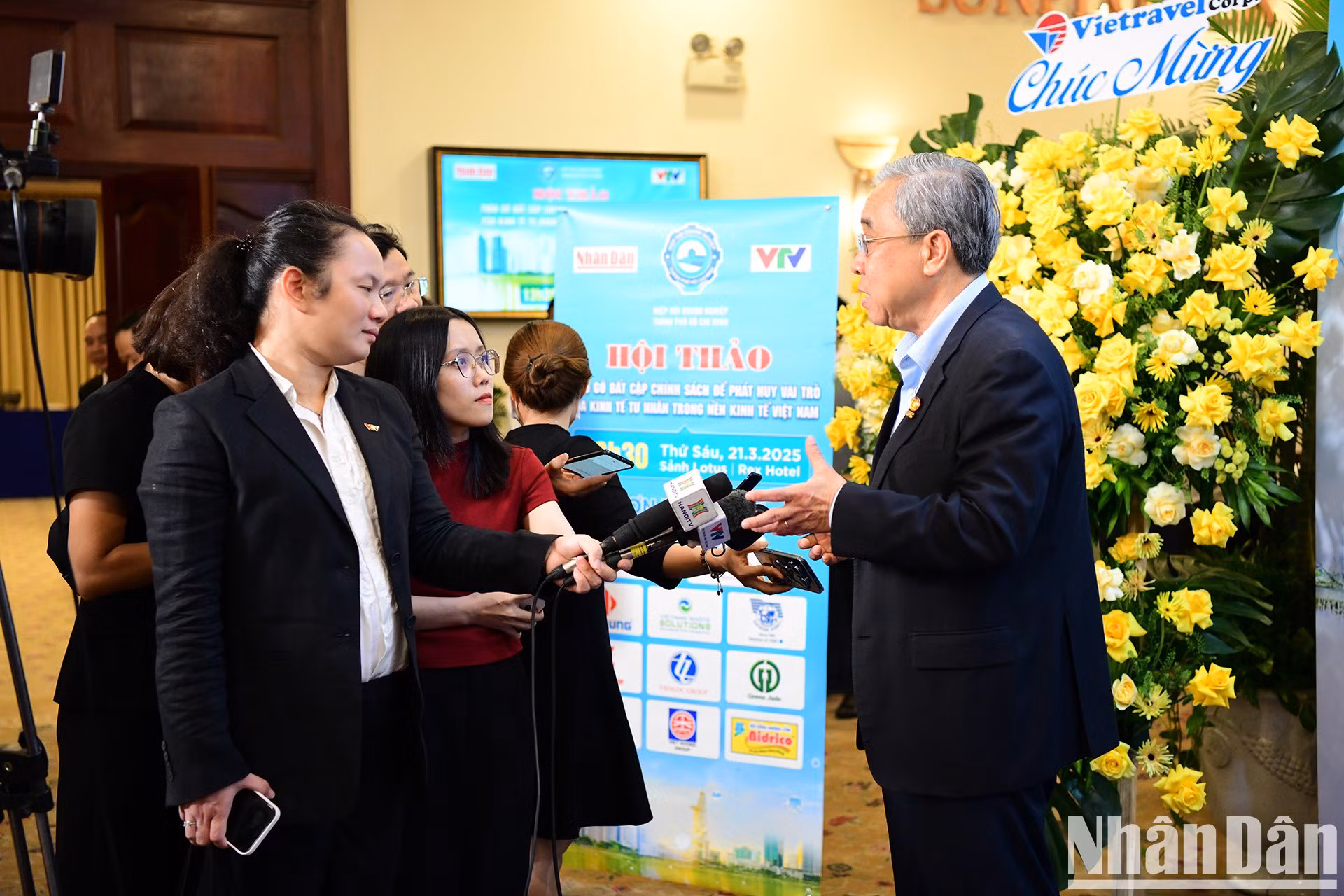 Nguyen Ngoc Hoa, presidente de la Asociación Empresarial de Ciudad Ho Chi Minh, responde a las preguntas de la prensa.