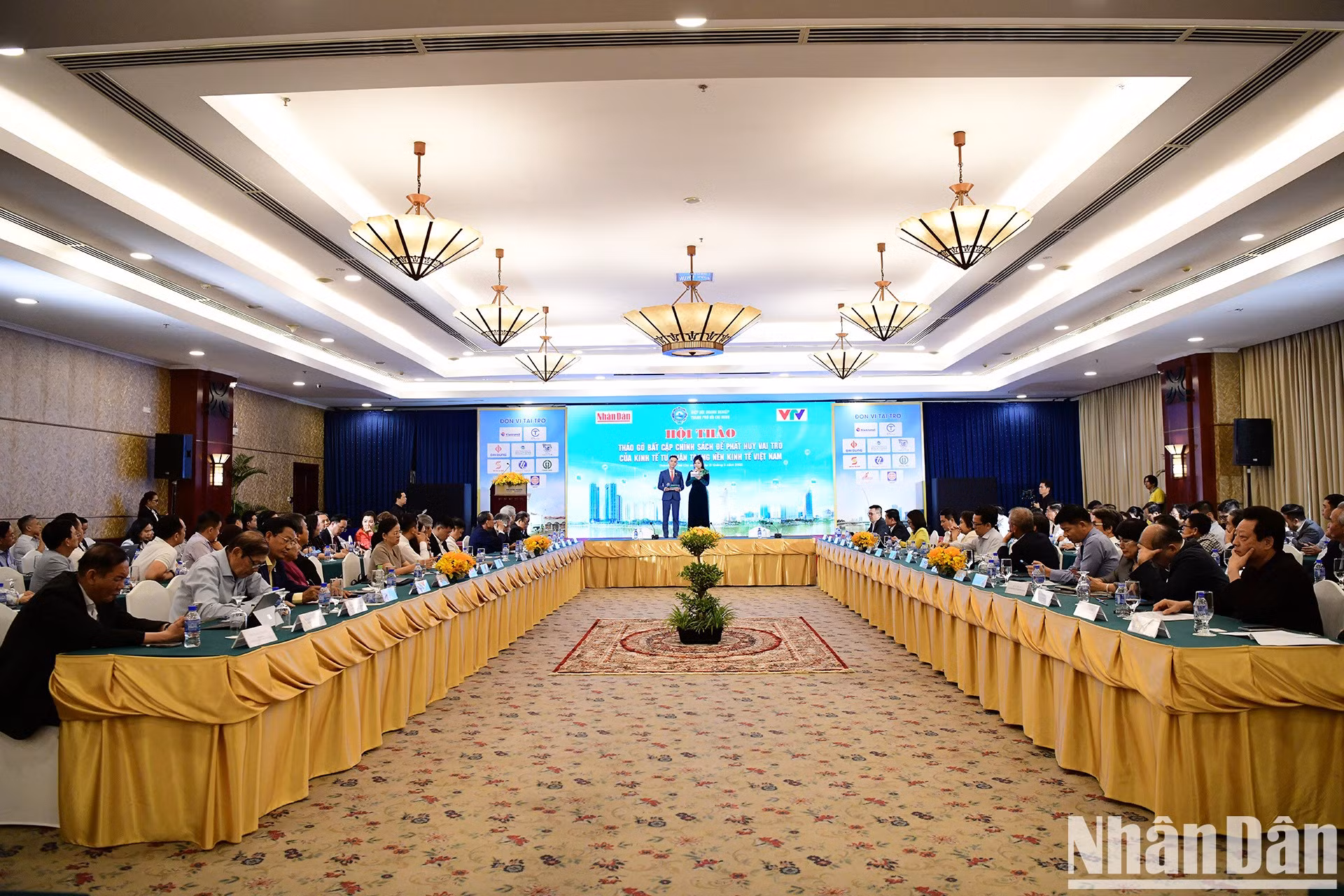 Al evento asisten líderes de ministerios, departamentos y sectores centrales, así como representantes de entidades de gestión estatal, ponentes destacados por su experiencia en el ámbito económico, como Tran Dinh Thien, Tran Du Lich, Nguyen Duc Kien y Can Van Luc, y representantes de 250 empresas.