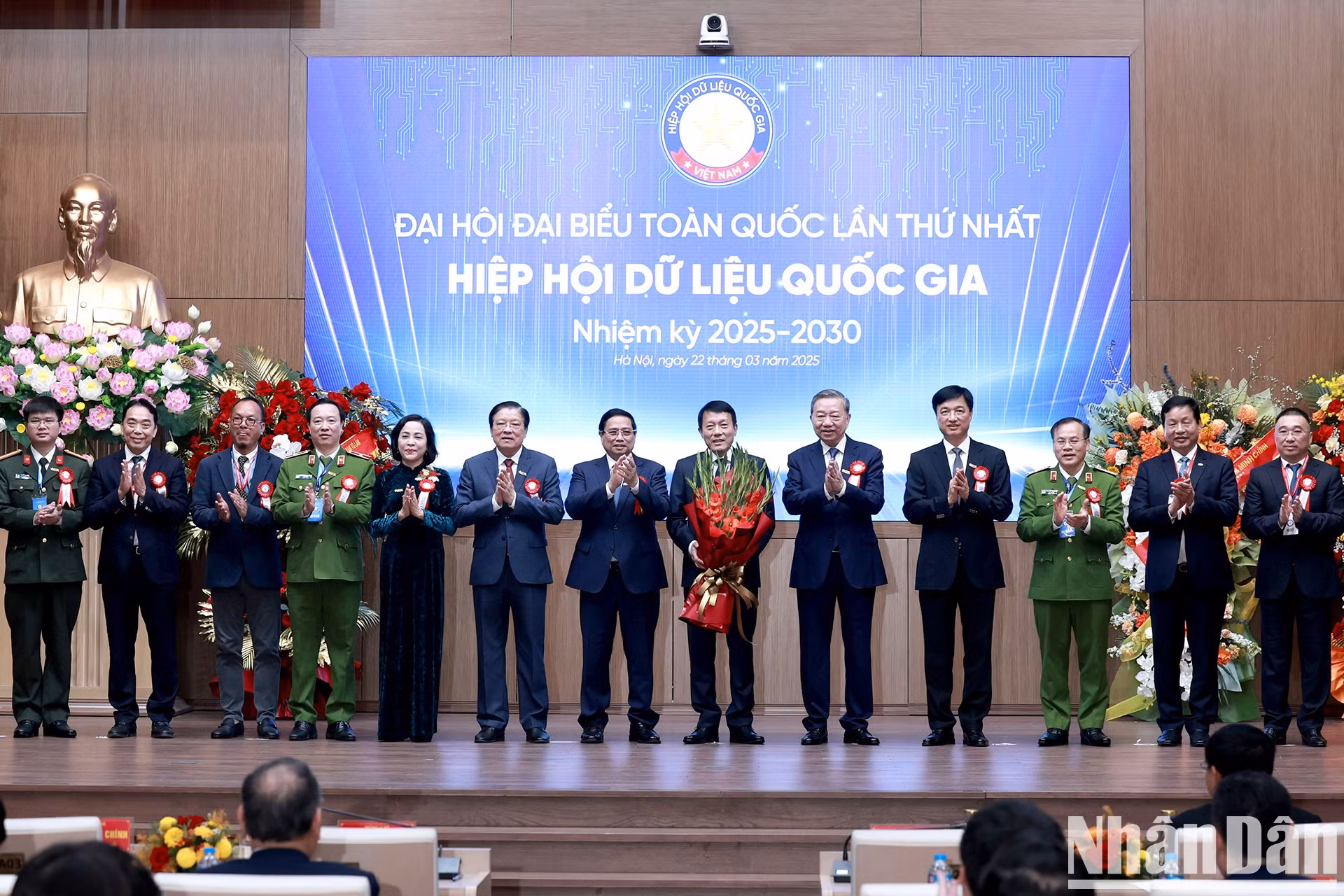 El secretario general del Partido Comunista de Vietnam, To Lam, el primer ministro Pham Minh Chinh y los dirigentes del Partido y del Estado felicitan al Comité Permanente de la Asociación Nacional de Datos para el período 2025-2030.