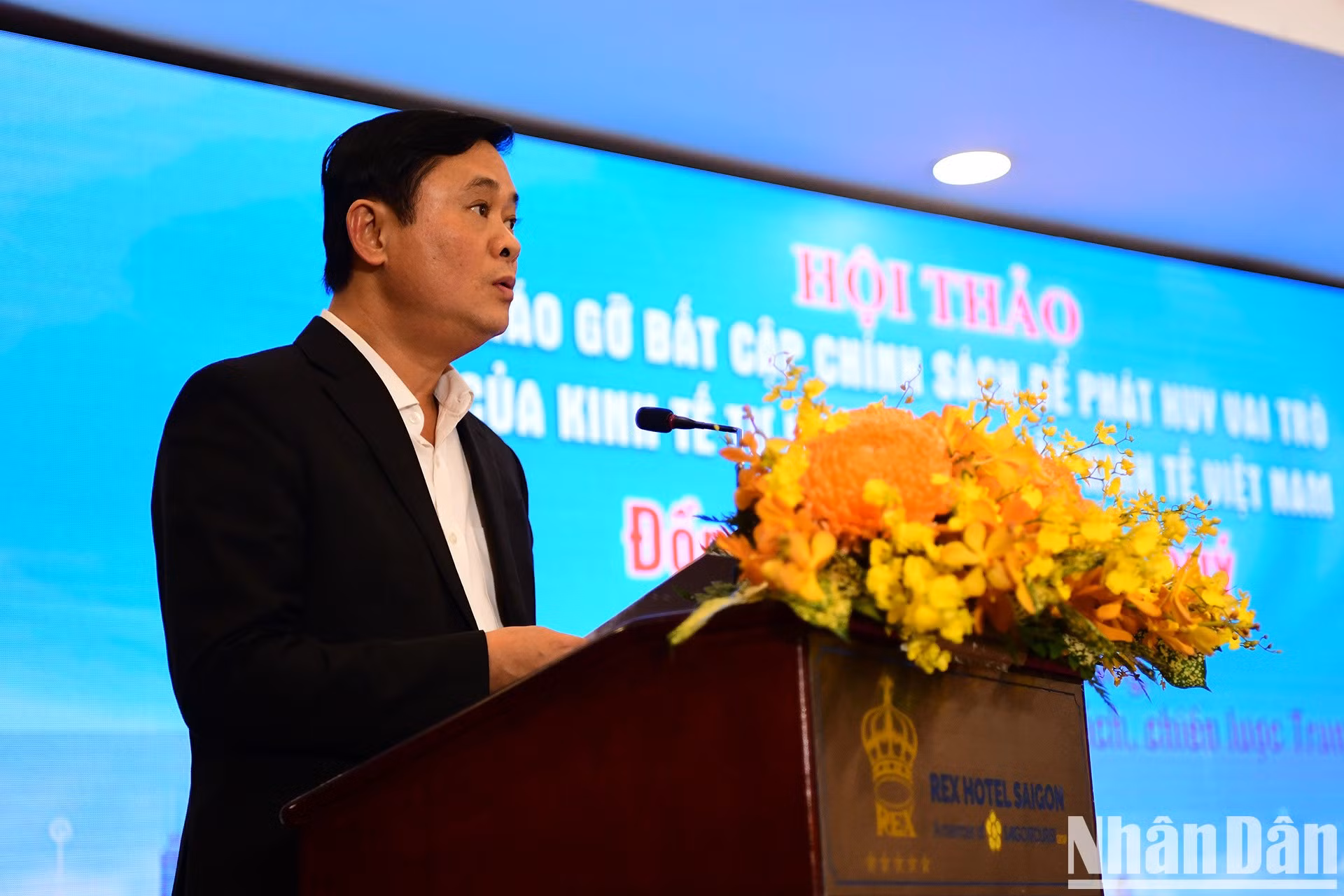 Thai Thanh Quy, subdirector de la Comisión de Política y Estrategia del Comité Central del PCV, pronuncia un discurso.