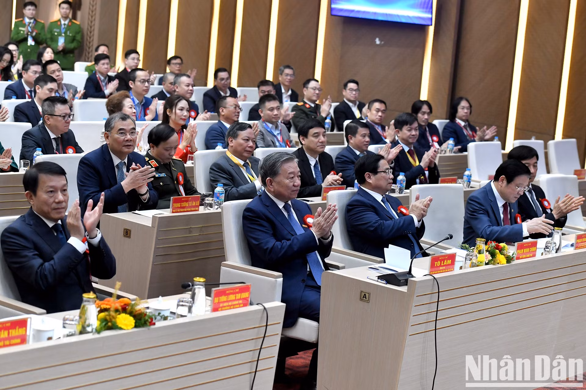 El secretario general del Partido Comunista de Vietnam, To Lam, el primer ministro Pham Minh Chinh y los delegados en la cita.