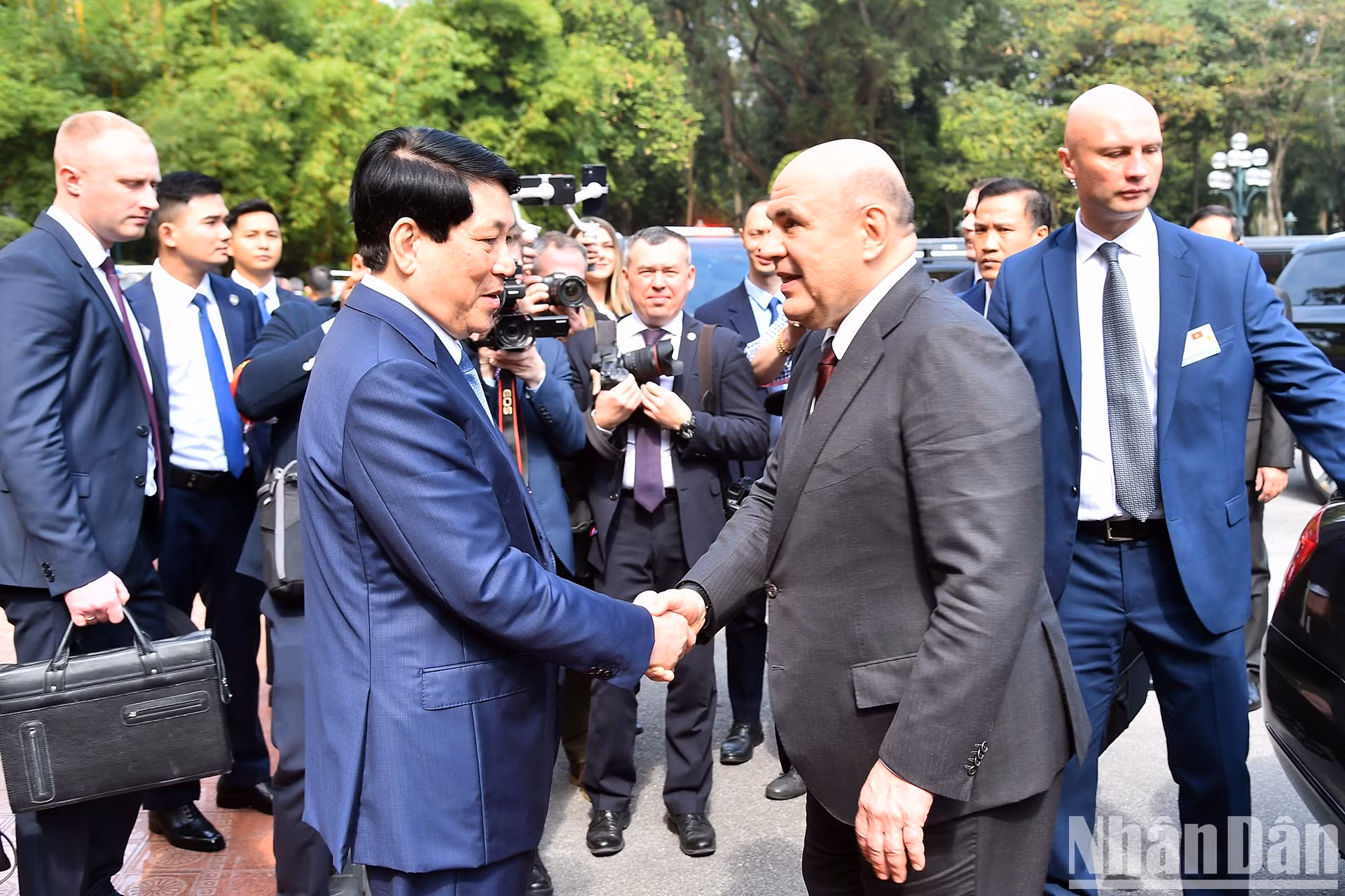 El presidente vietnamita, Luong Cuong, despide al primer ministro ruso, Mijail Vladimirovich Mishustin, después de la ceremonia.