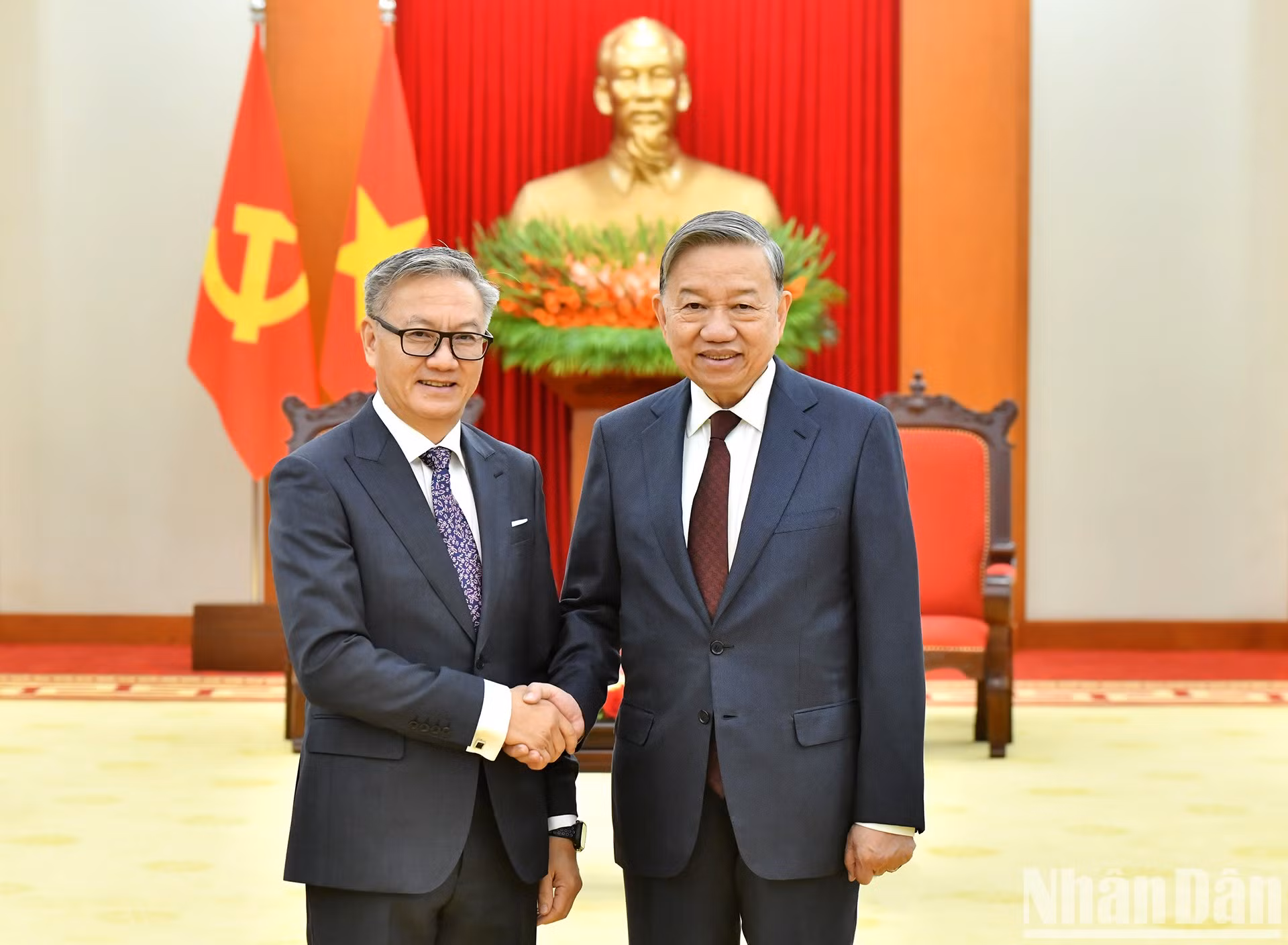 El secretario general del Partido Comunista de Vietnam, To Lam, y el canciller de Laos, Thongsavanh Phomvihane.