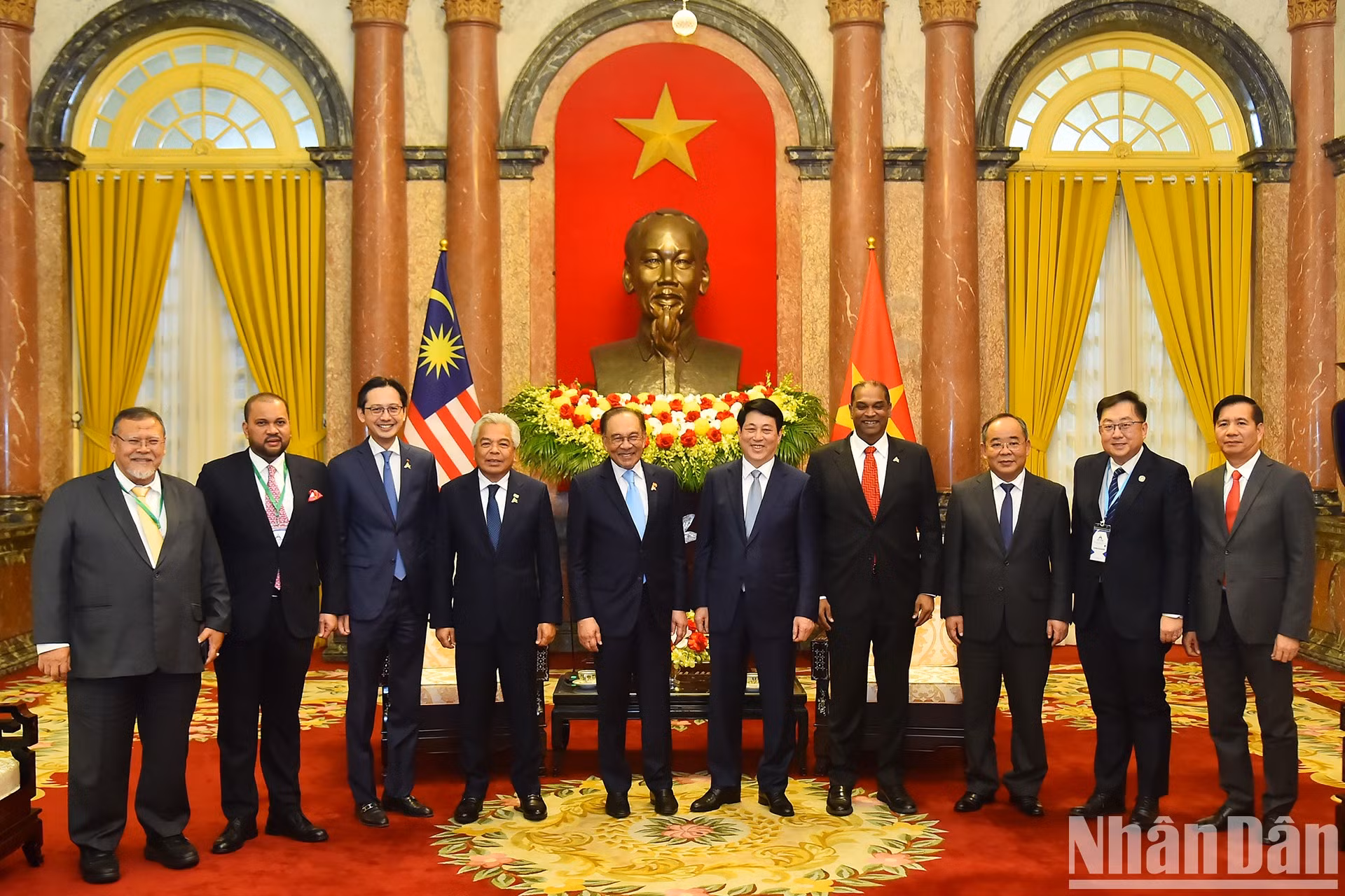 El presidente de Vietnam, Luong Cuong, el premier de Malasia, Anwar Ibrahim, y delegados en la cita.