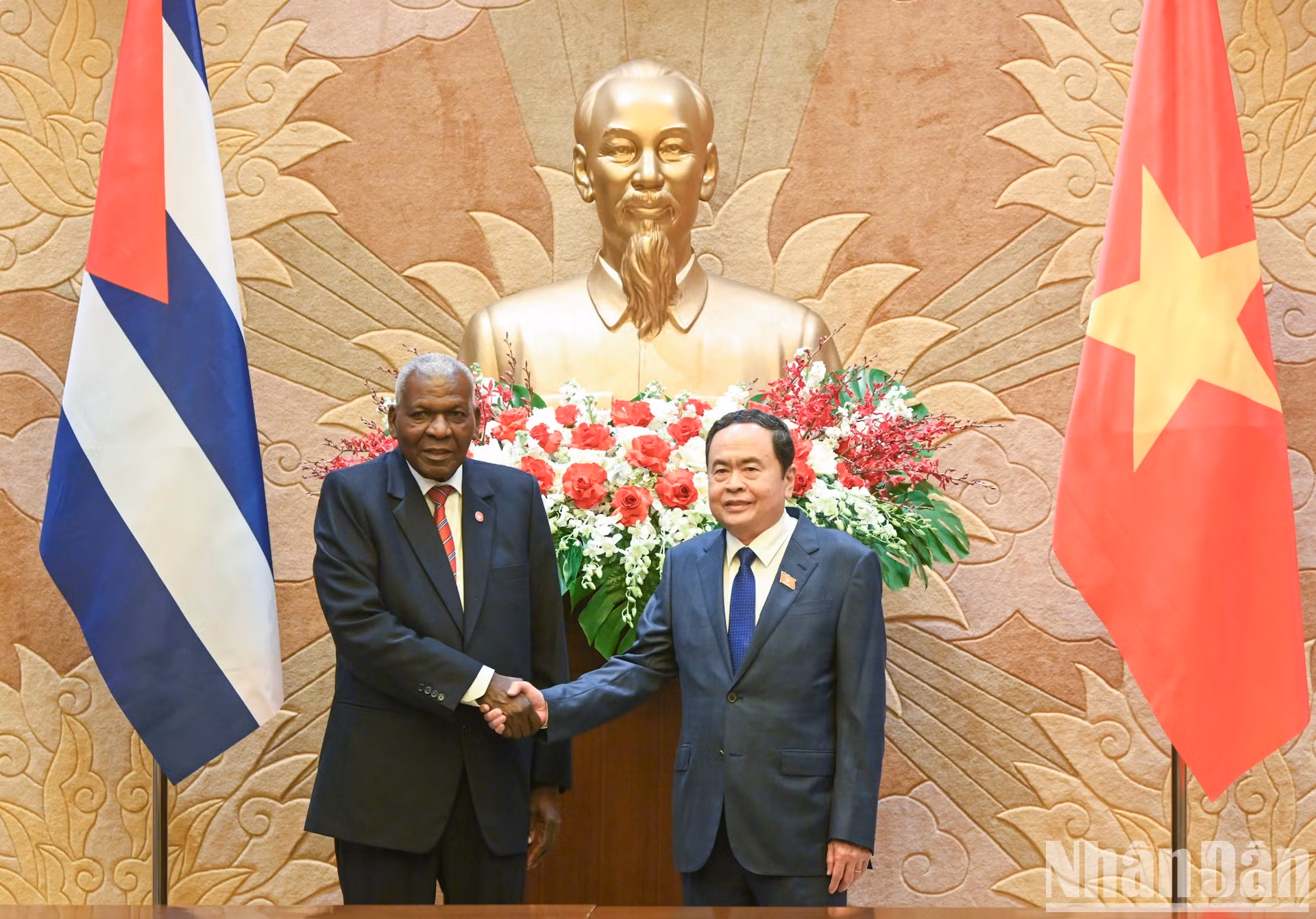 El presidente de la Asamblea Nacional vietnamita, Tran Thanh Man, y su similar de Cuba, Esteban Lazo Hernández, en la cita. El presidente de la Asamblea Nacional vietnamita, Tran Thanh Man, y su similar de Cuba, Esteban Lazo Hernández, en la cita.