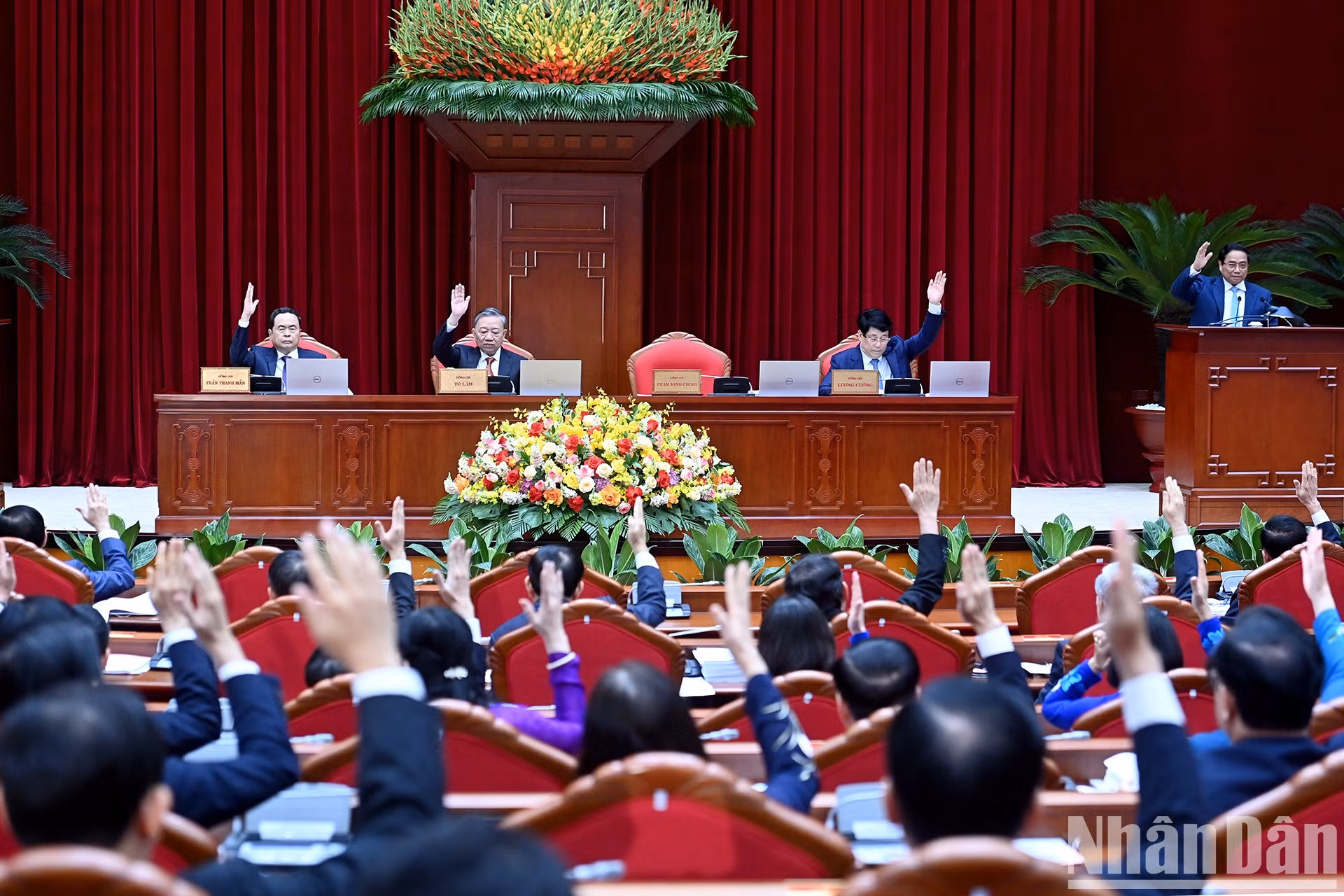 Los dirigentes del Partido y del Estado y delegados aprueban el contenido de la conferencia.