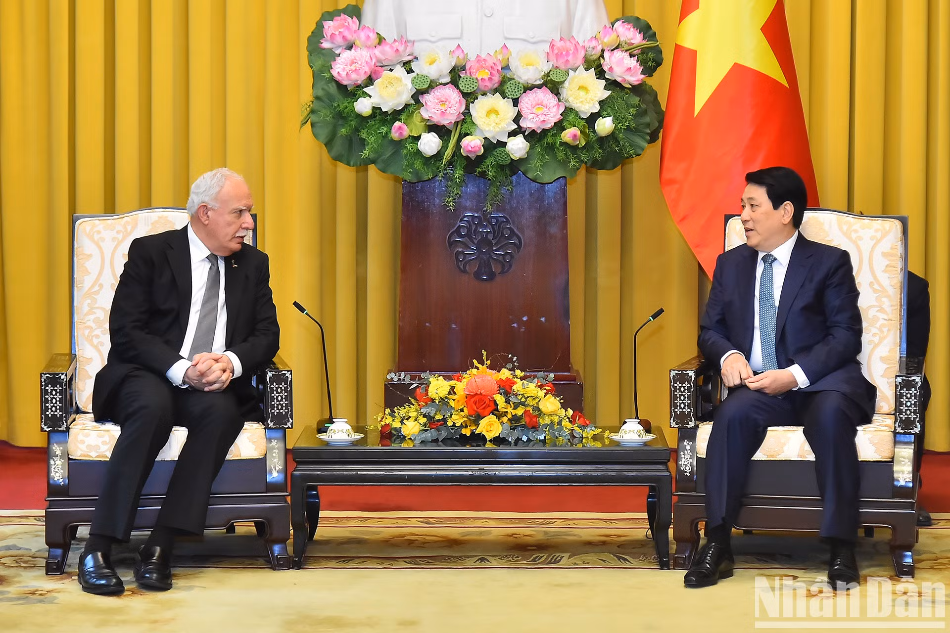 El presidente vietnamita, Luong Cuong, recibe a Riad Malki, enviado especial del presidente palestino.