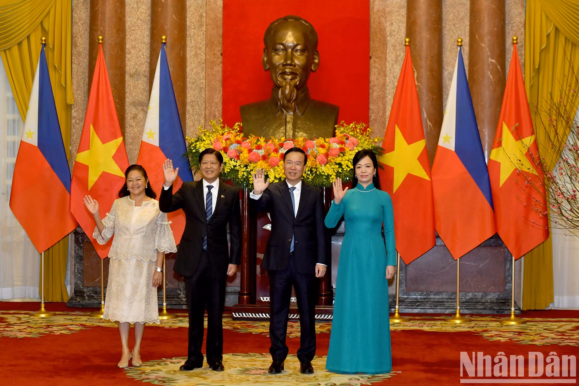 El presidente vietnamita, Vo Van Thuong, y su esposa y su similar filipino, Ferdinand Romualdez Marcos Jr., y su cónyuge. El presidente vietnamita, Vo Van Thuong, y su esposa y su similar filipino, Ferdinand Romualdez Marcos Jr., y su cónyuge.