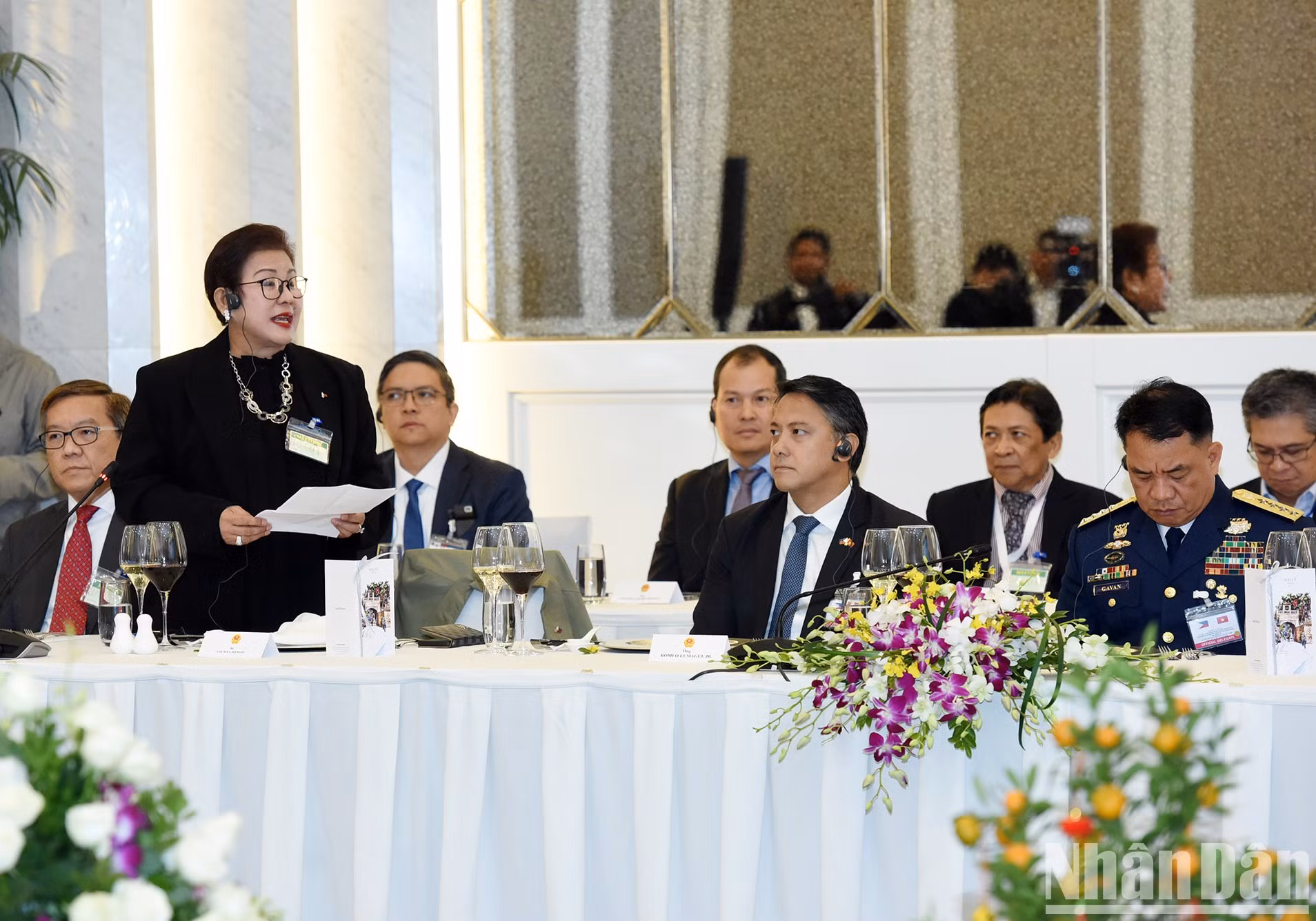 Los representantes de las compañías filipinas.