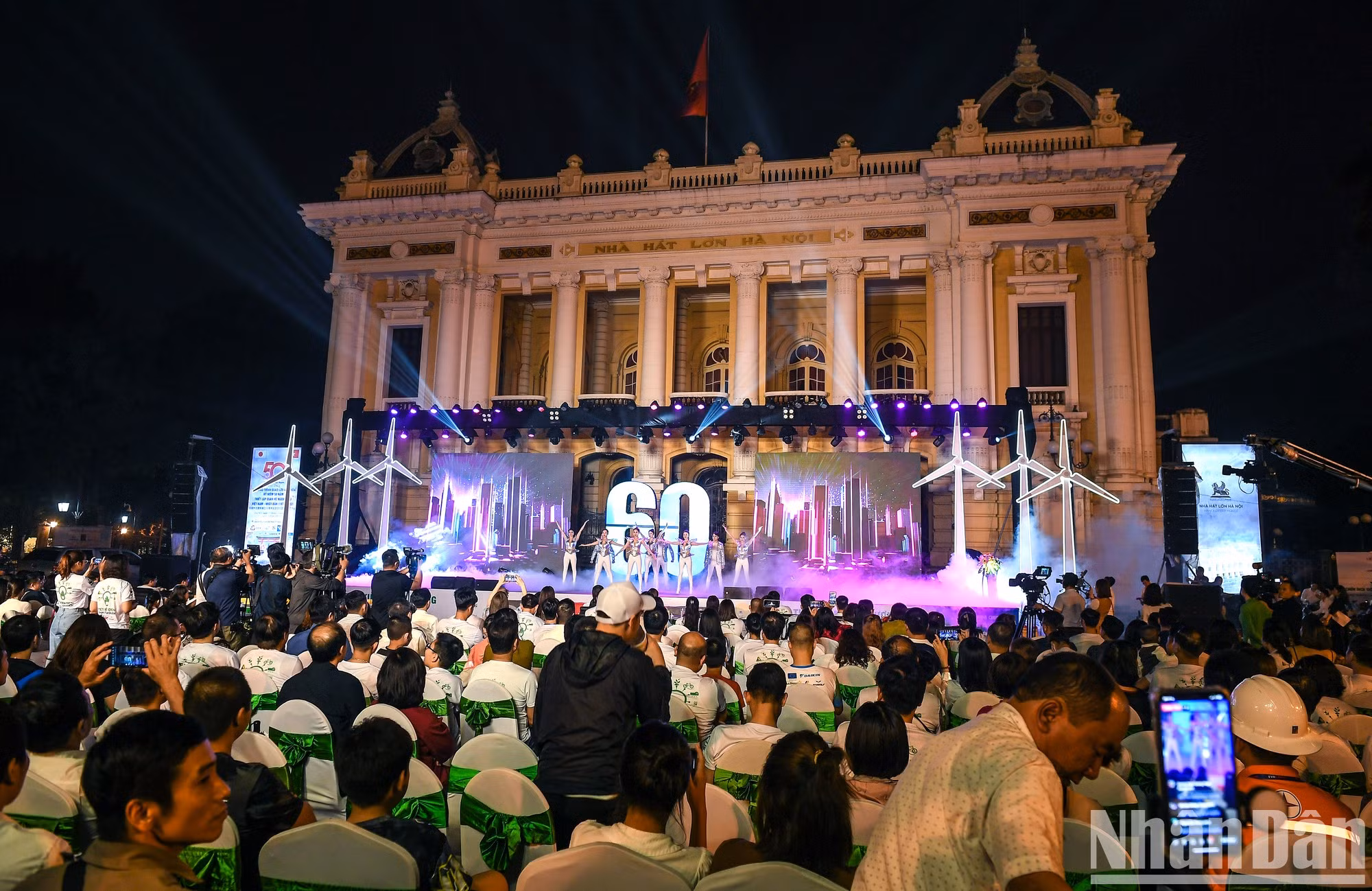 El evento se lleva a cabo en la Plaza de la Revolución de Agosto, en el distrito de Hoan Kiem.