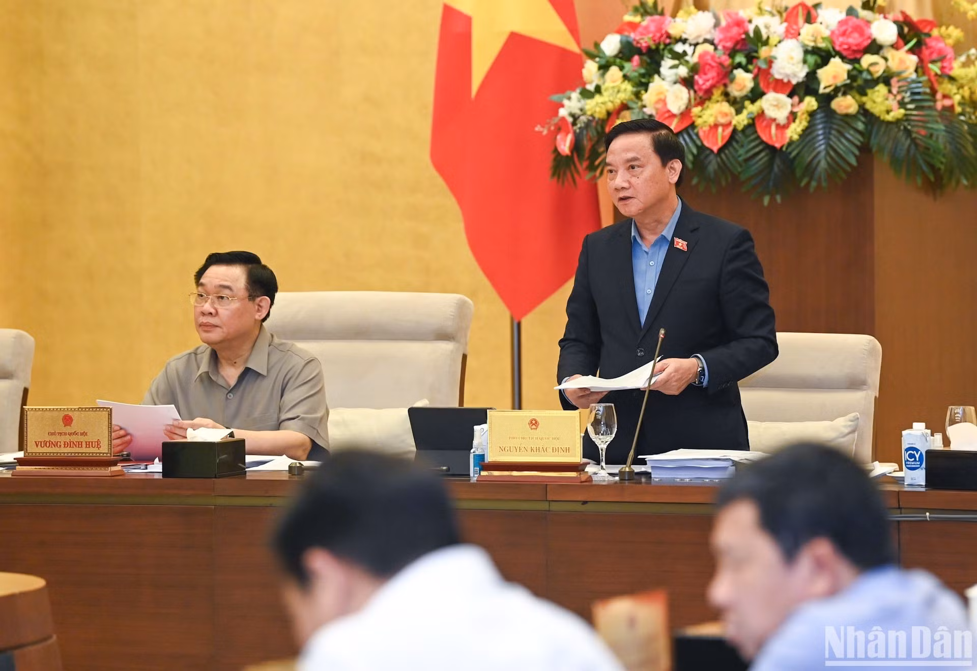 El vicepresidente del Parlamento vietnamita, Nguyen Khac Dinh, preside el debate sobre el Programa de Construcción de Leyes y Ordenanzas de 2025.