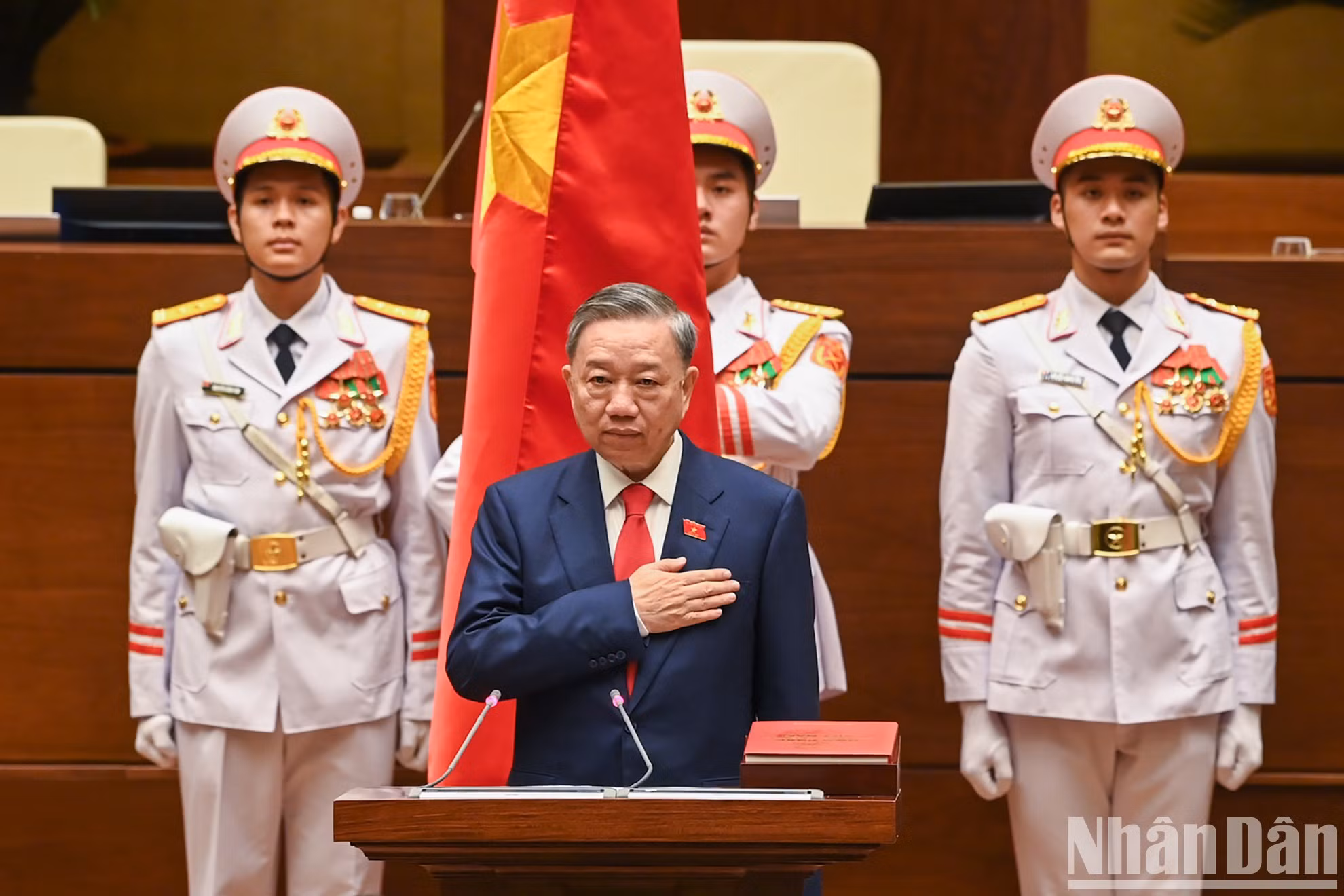 Al jurar el cargo, To Lam dijo: "Bajo la sagrada bandera roja con una estrella amarilla, ante la Asamblea Nacional, los compatriotas y los votantes de todo el país, el nuevo Presidente To Lam se comprometió a ser absolutamente leal a la patria, al pueblo y a la Constitución, y a esforzarse por cumplir las tareas que le asignen el Partido, el Estado y el pueblo."