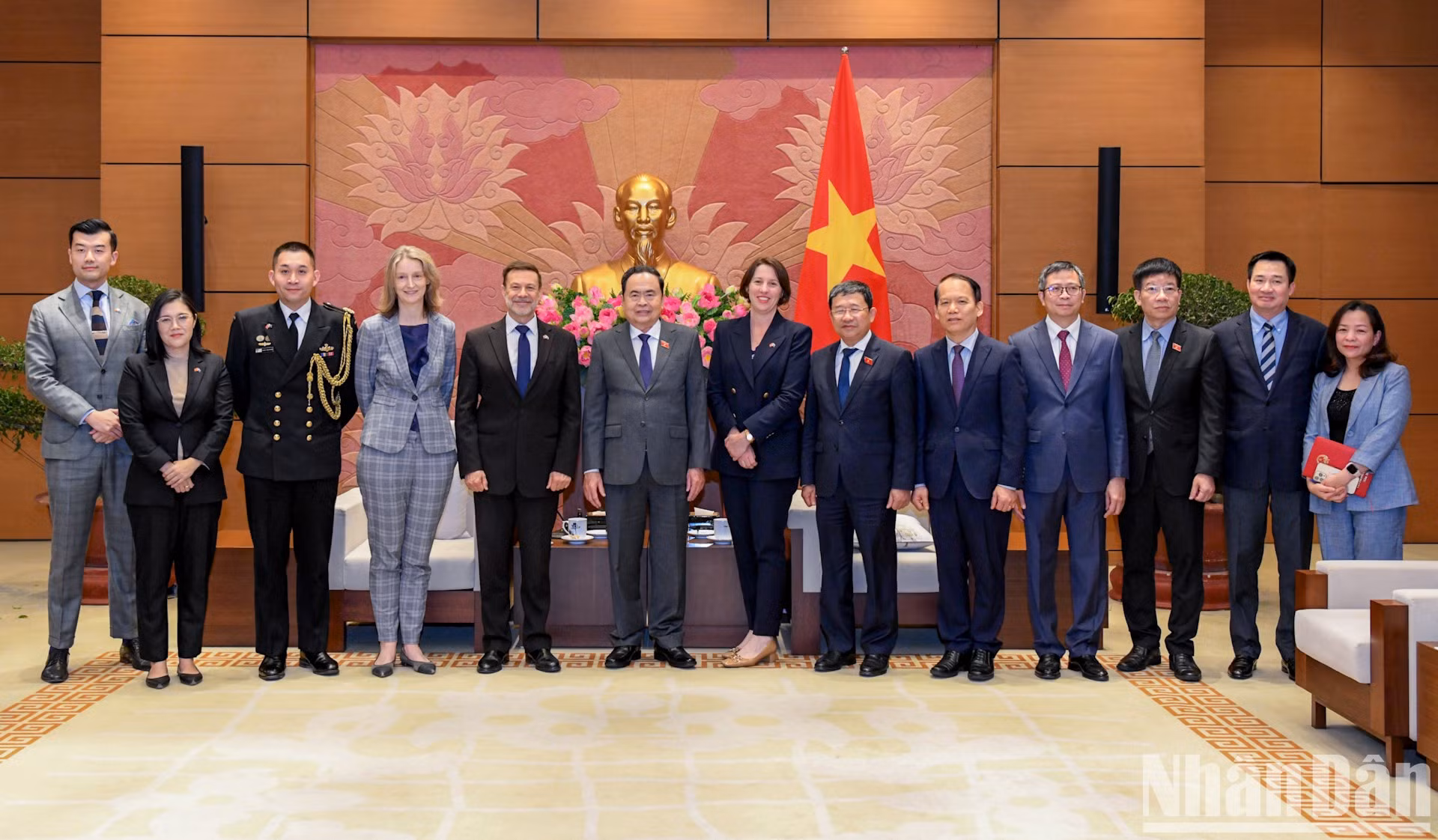 El titular del Parlamento vietnamita, Tran Thanh Man, el embajador de Australia en Hanói, Andrew Goledzinowski, y delegados de los dos países en la cita. El titular del Parlamento vietnamita, Tran Thanh Man, el embajador de Australia en Hanói, Andrew Goledzinowski, y delegados de los dos países en la cita.