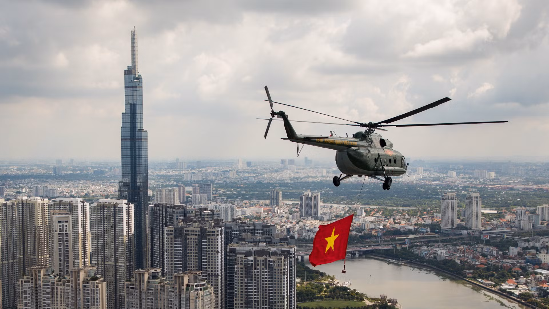 [Foto] Helicópteros ondean banderas del Partido y de la Patria en cielo de Ciudad Ho Chi Minh 
