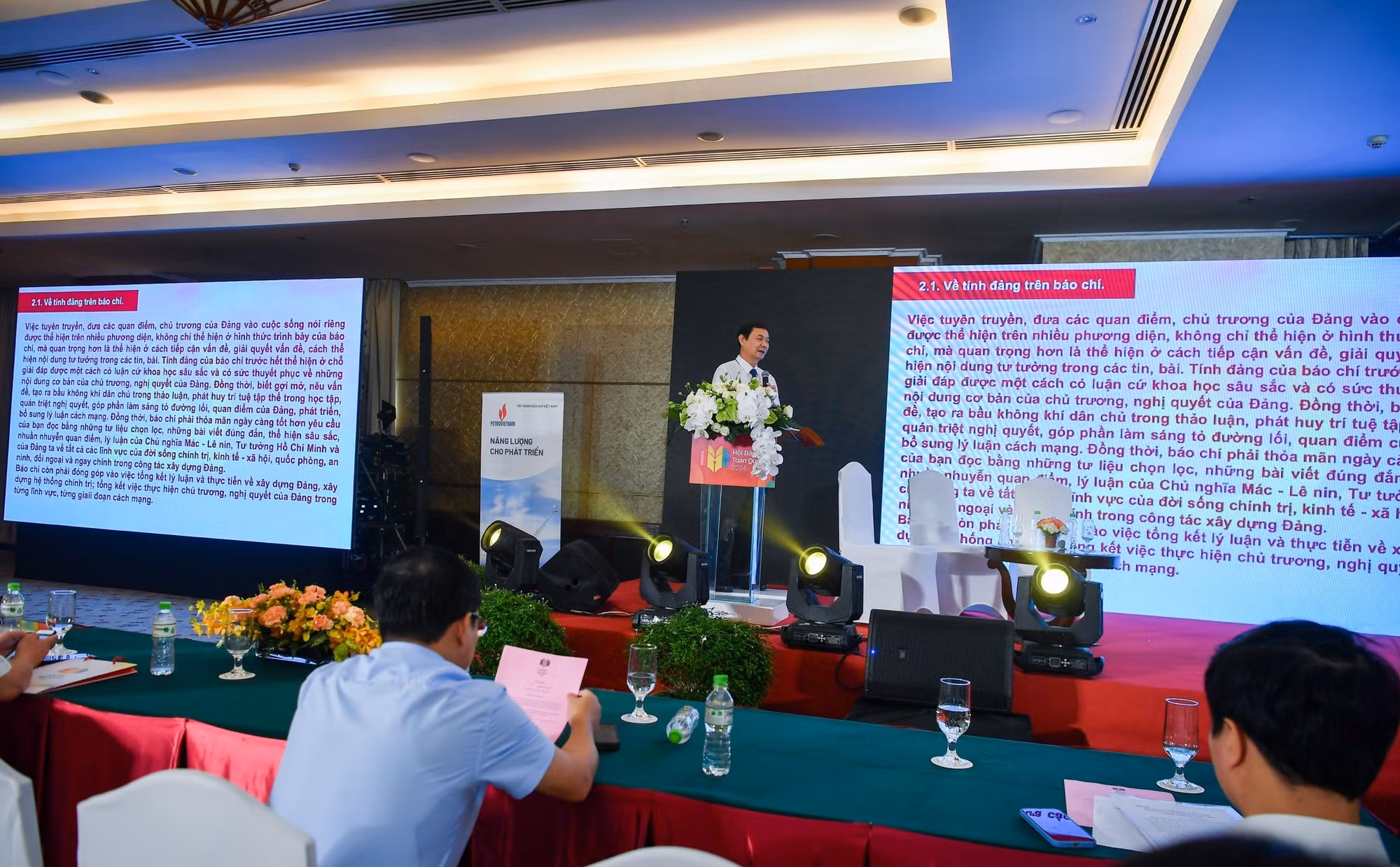El periodista Ngo Minh Tuan, editor en jefe de la revista Construcción del Partico, habla en el evento.
