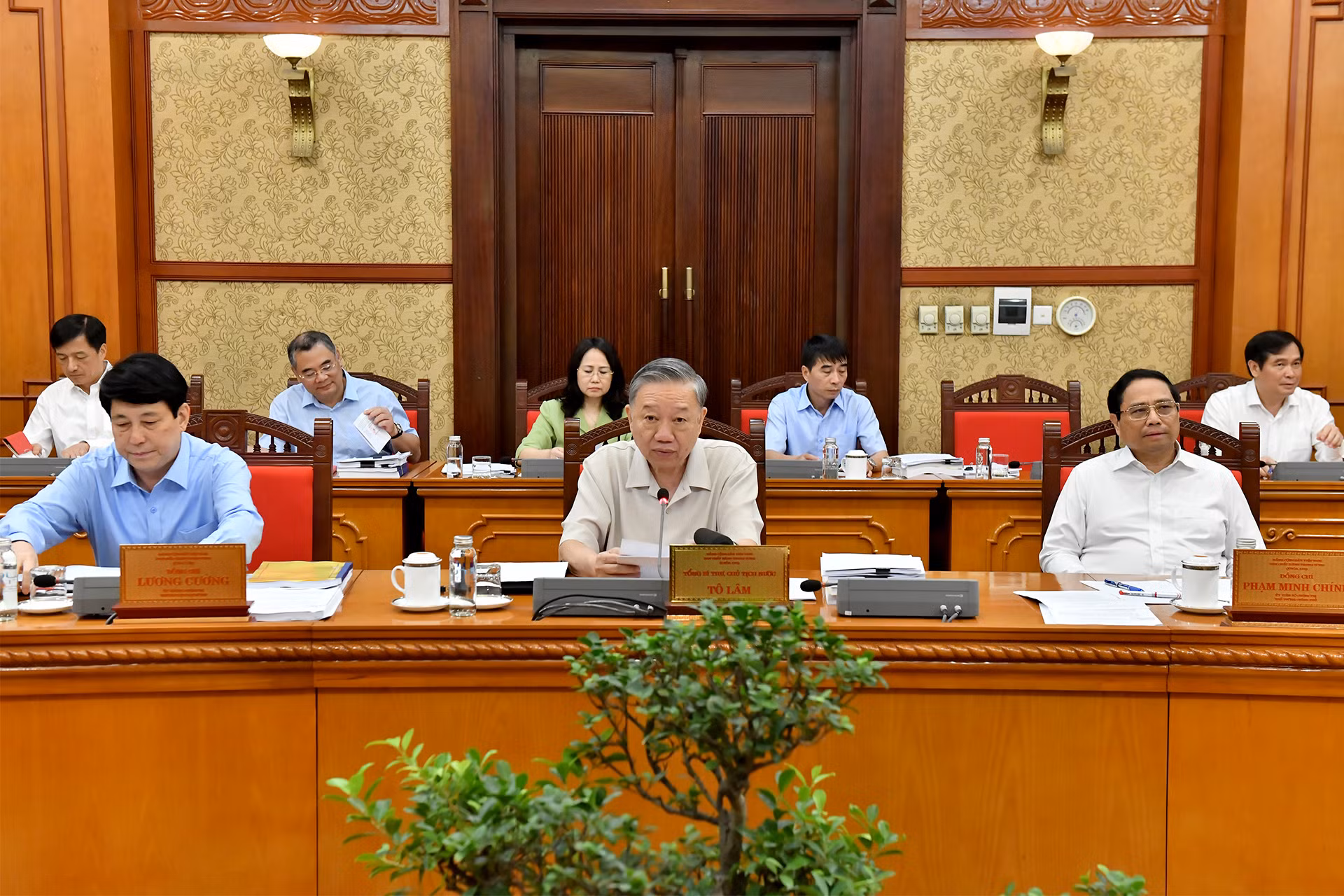 [Foto] Máximo dirigente vietnamita preside reunión del Buró Político sobre Proyecto para convertir a Hue en ciudad de primer nivel 