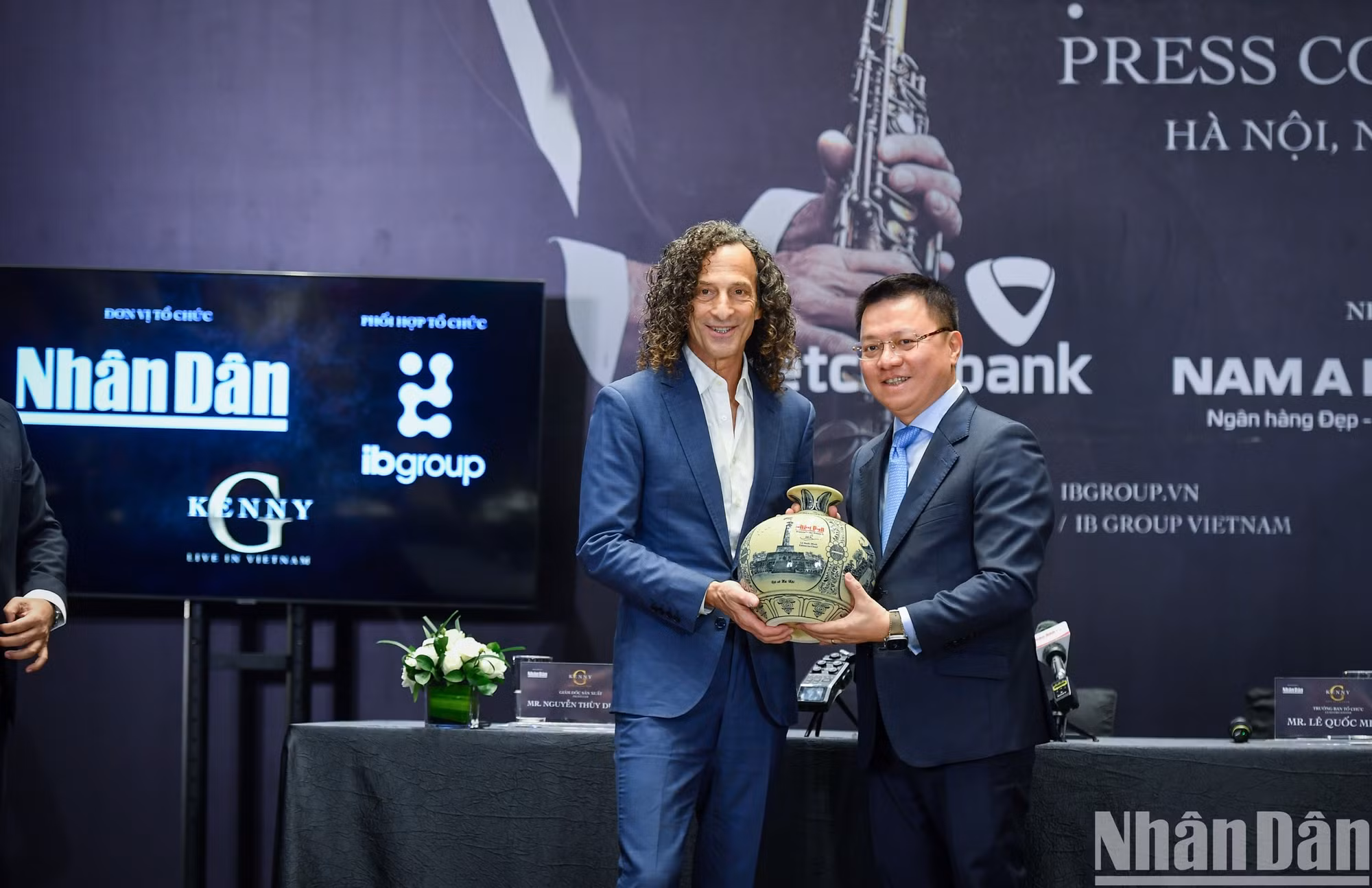 Quoc Minh entrega a Kenny G un jarrón de cerámica Chu Dau con características culturales vietnamitas.