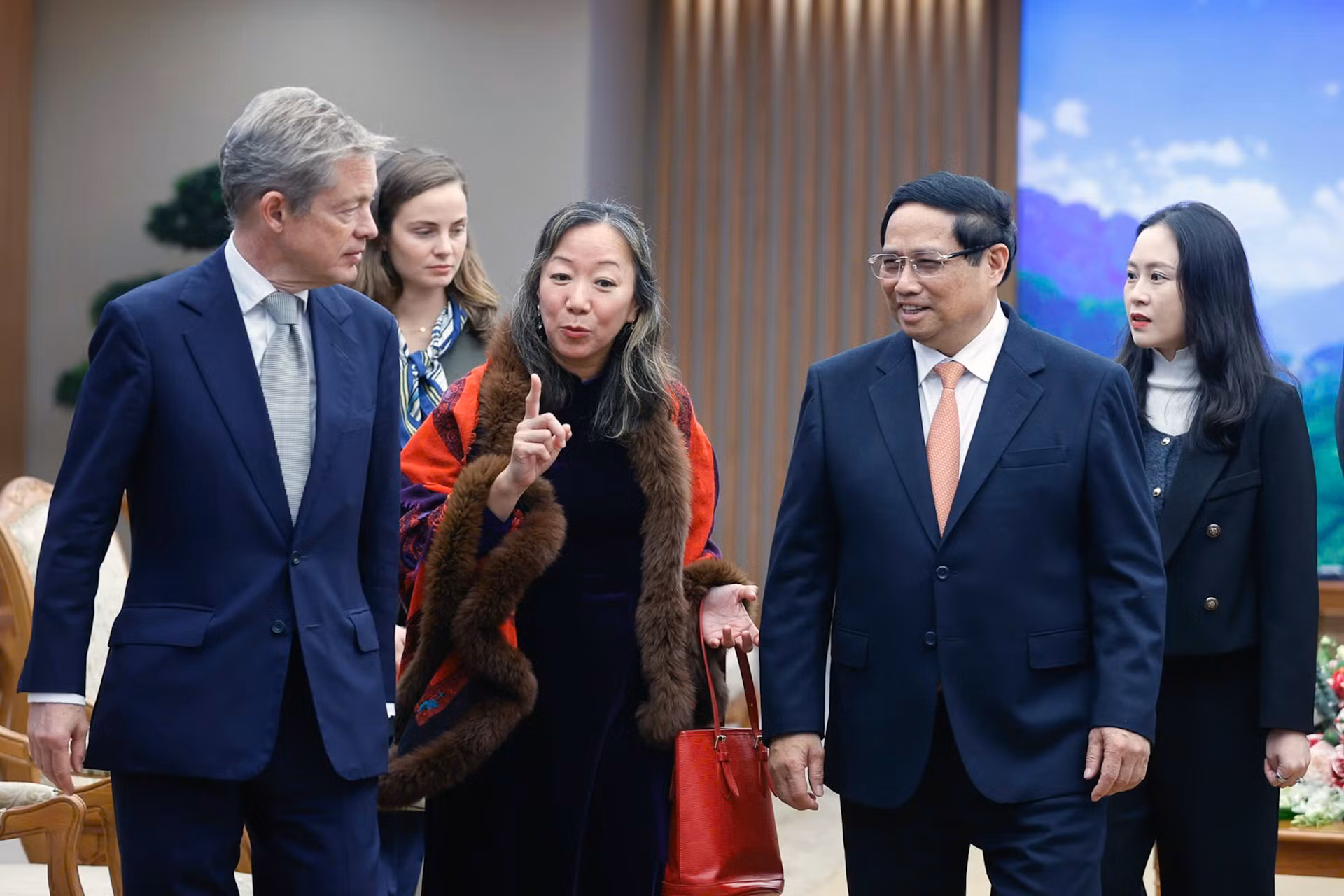 El primer ministro de Vietnam, Pham Minh Chinh, despide a Nicolas Berggruen, fundador y presidente de la empresa de inversión Berggruen Holdings y del Instituto Berggruen.