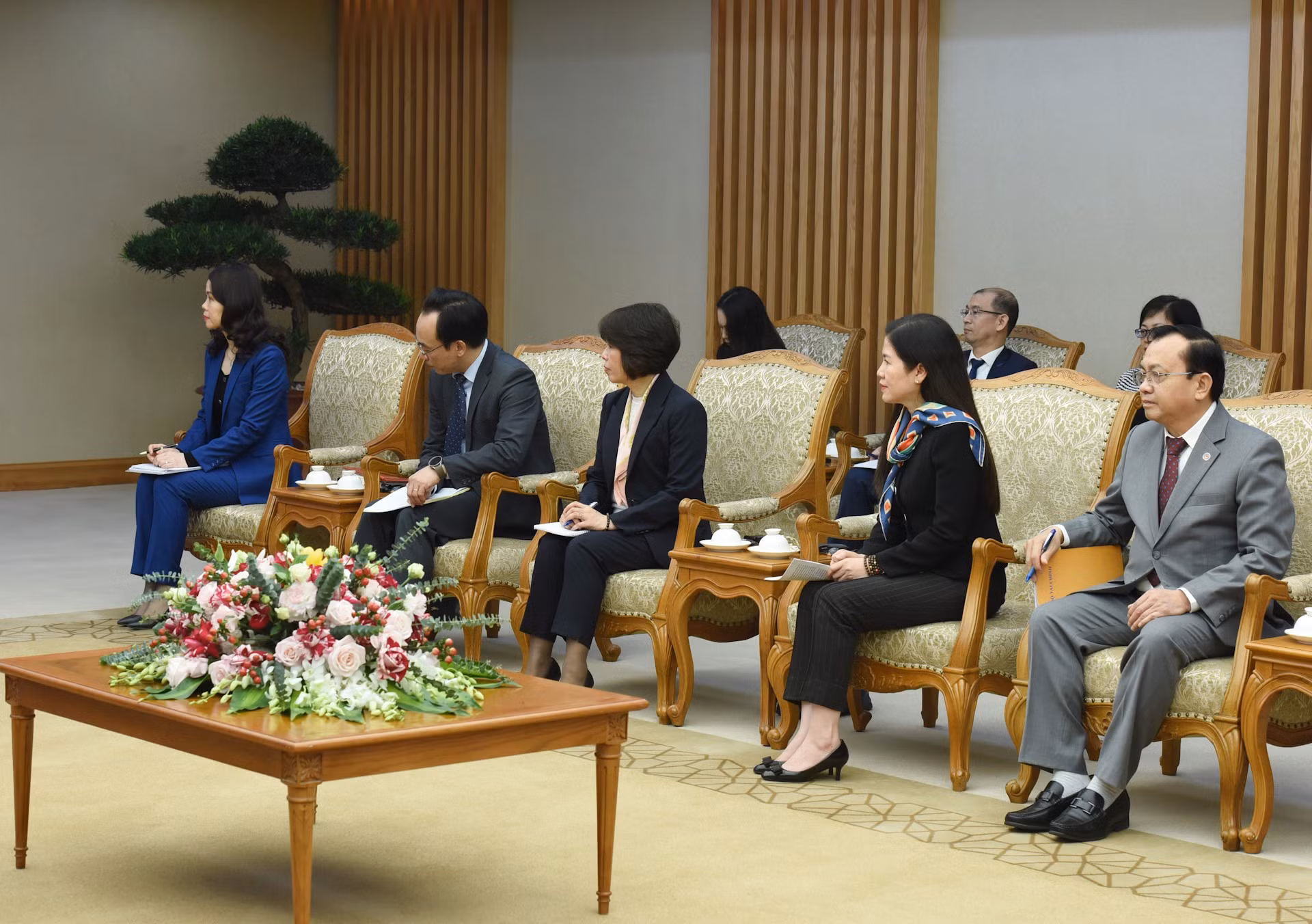 Representantes de ministerios y sectores vietnamitas.