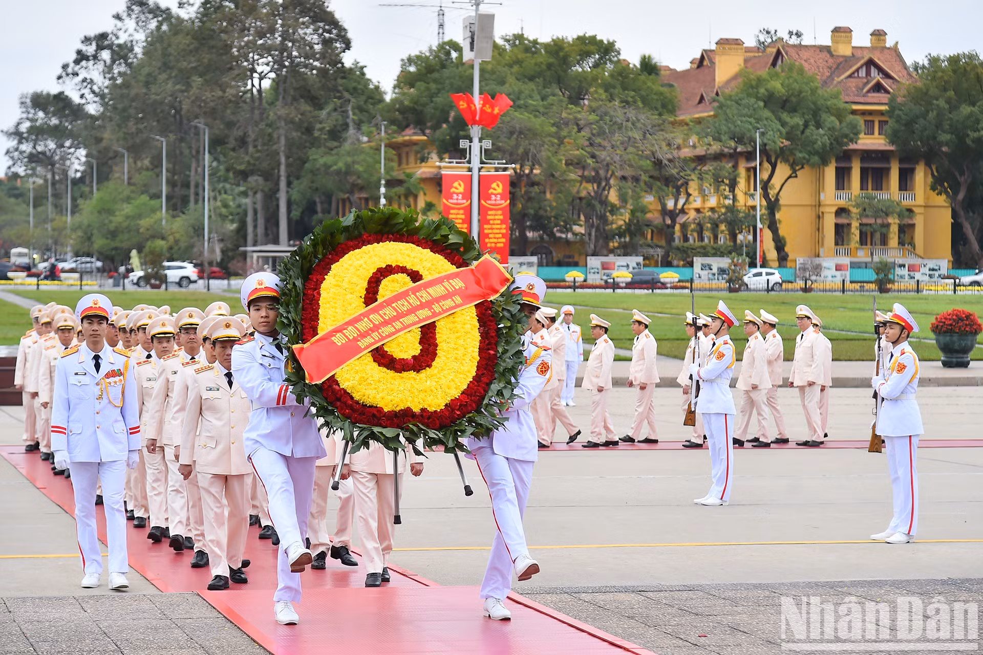 La delegación del Comité del Partido de Seguridad Pública visita el mausoleo del presidente Ho Chi Minh. La delegación del Comité del Partido de Seguridad Pública visita el mausoleo del presidente Ho Chi Minh.