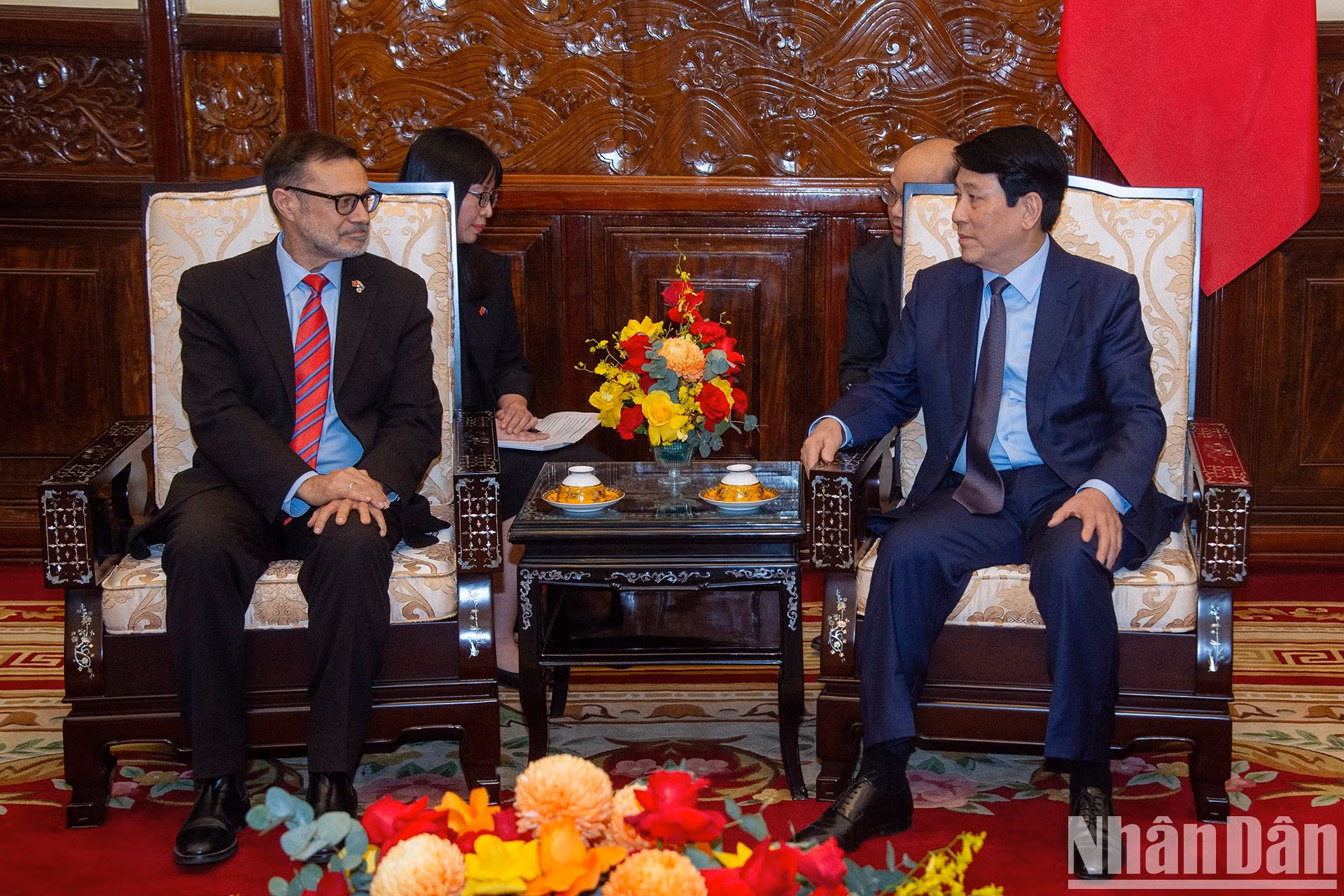 El presidente de Vietnam, Luong Cuong, recibe al embajador de Australia, Andrew Goledzinowski.