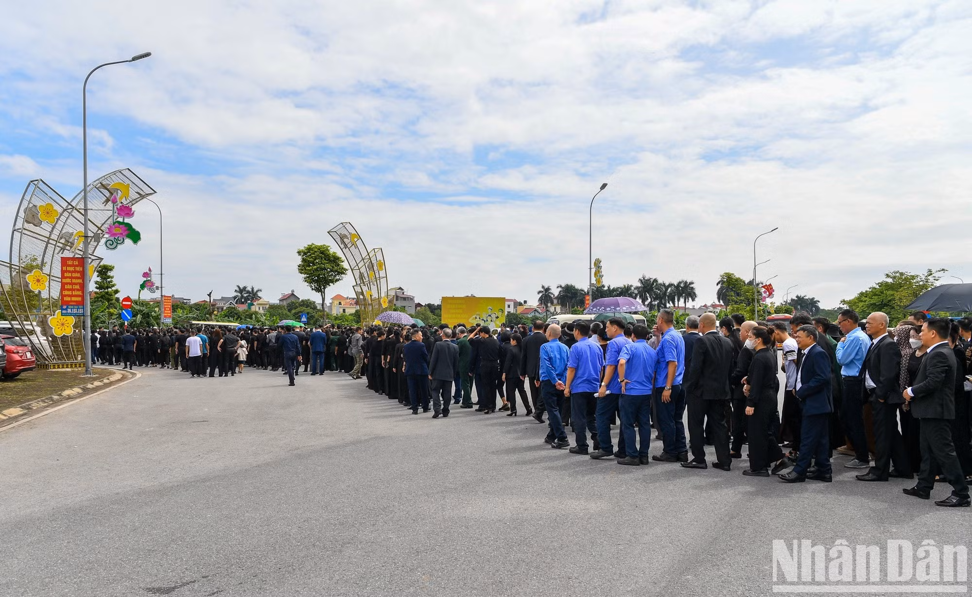 Numerosos habitantes locales se reúnen en el pueblo natal del secretario general Nguyen Phu Trong en la aldea de Lai Da.