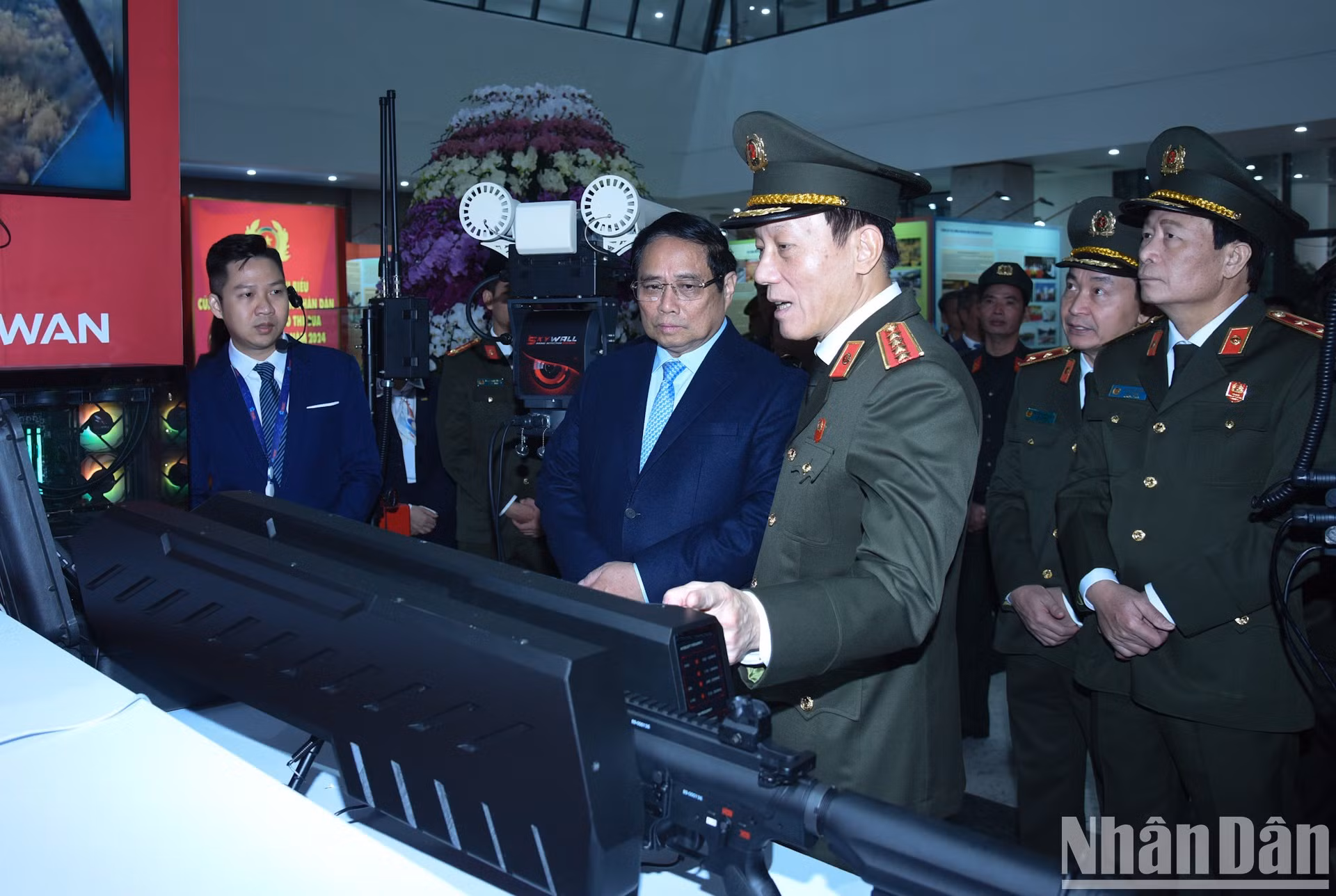 El premier vietnamita visita la exposición de productos de alta tecnología fabricados por el Ministerio de Seguridad Pública.