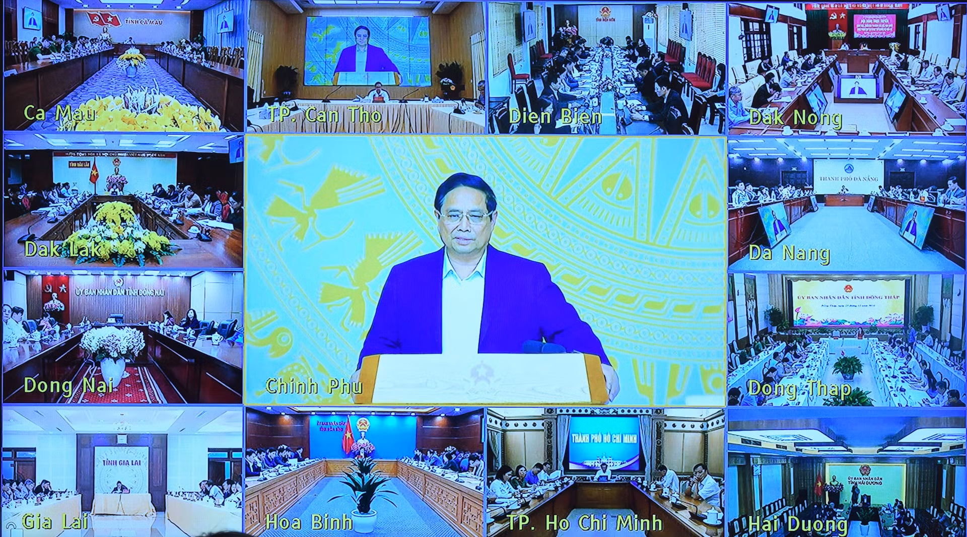 En la conferencia se lleva a cabo de forma presencial en Hanói y virtual en las 63 provincias y ciudades del país. En la conferencia se lleva a cabo de forma presencial en Hanói y virtual en las 63 provincias y ciudades del país.