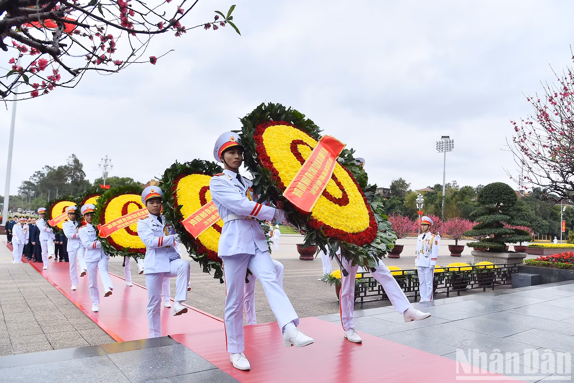 La corona de flores lleva escrita la frase "Infinita gratitud al gran Presidente Ho Chi Minh". La corona de flores lleva escrita la frase "Infinita gratitud al gran Presidente Ho Chi Minh".