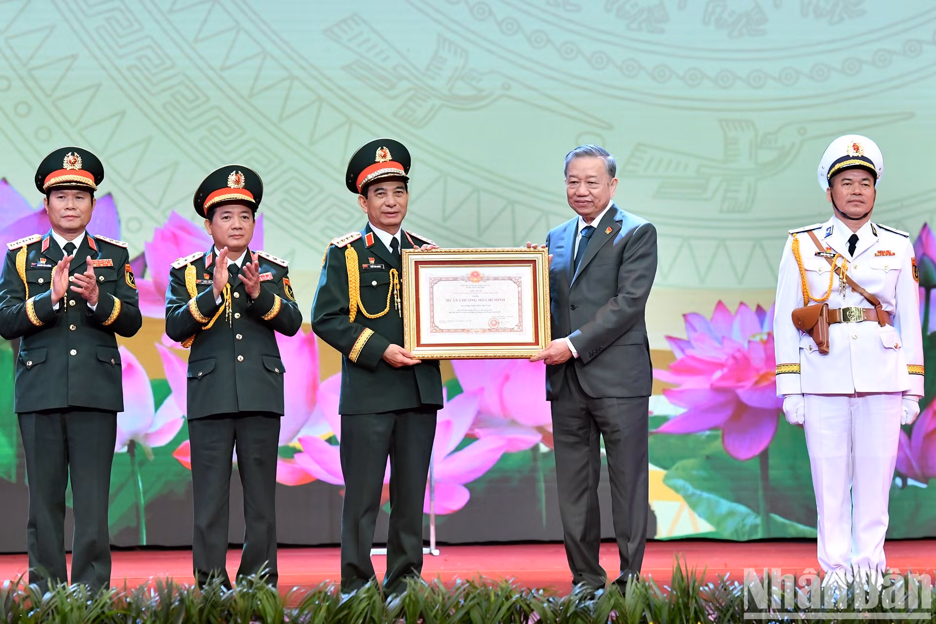 El secretario general del Partido Comunista de Vietnam, To Lam, entrega la Orden de Ho Chi Minh al Ejército Popular de Vietnam.