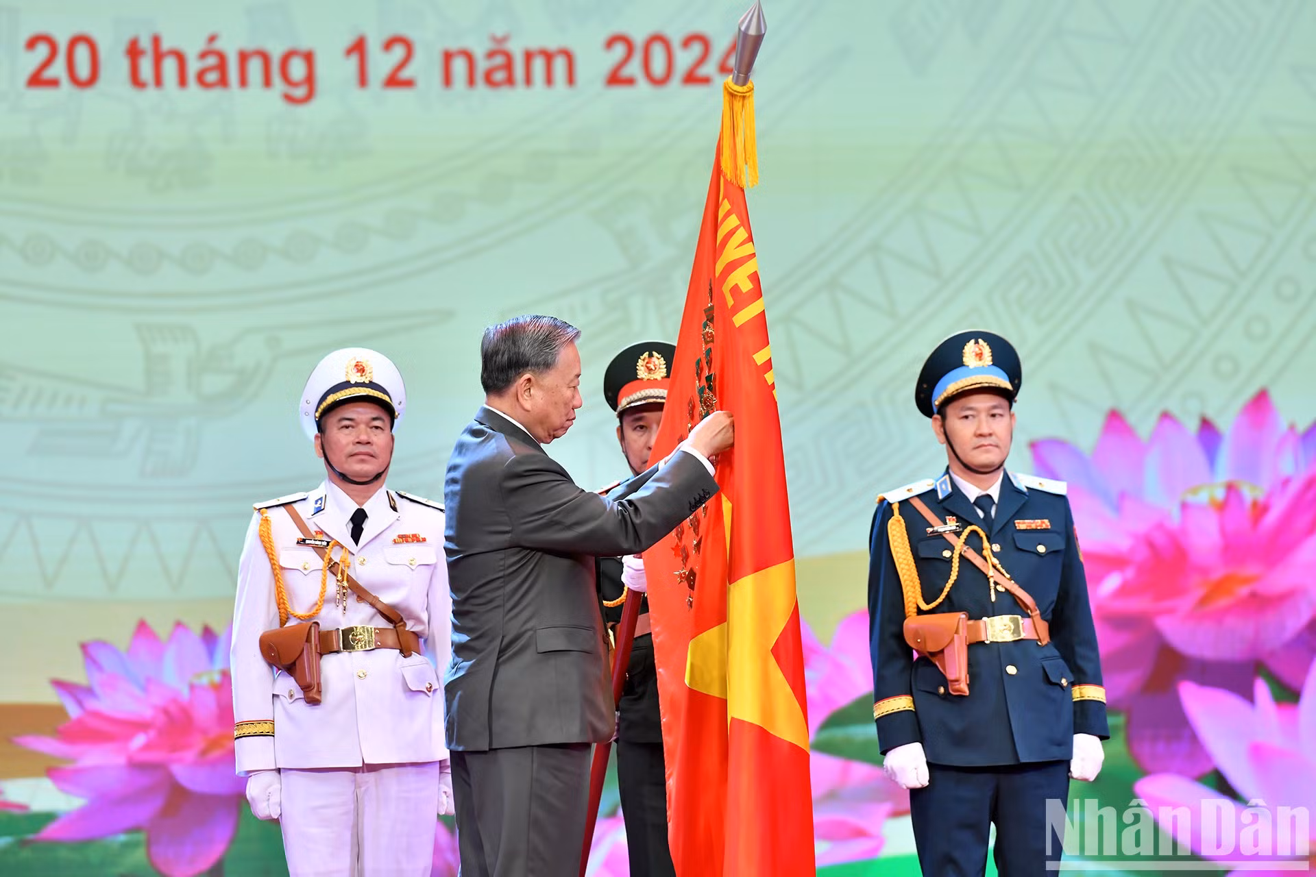 El secretario general del Partido Comunista de Vietnam, To Lam, coloca la Orden de Ho Chi Minh en la bandera militar.