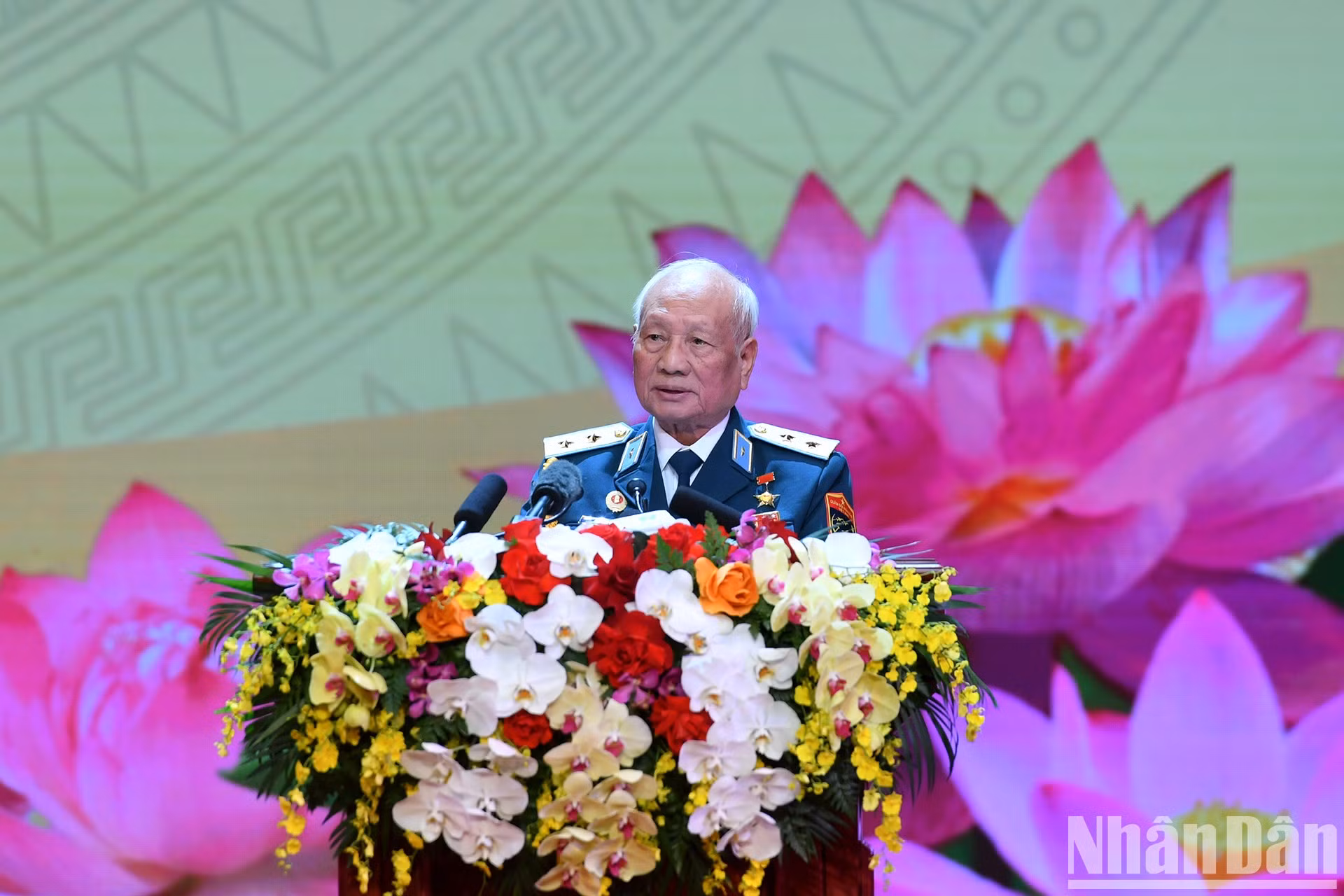 En representación de los veteranos vietnamitas, el teniente general Nguyen Van Phiet, héroe de las Fuerzas Armadas Populares, interviene en el evento.