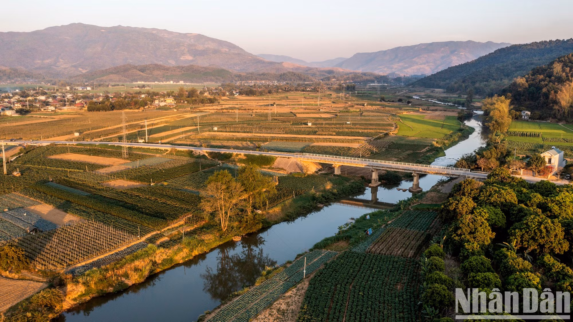 El río de Nam Rom se origina en la cordillera Pu Huoi Luong, en la comuna de Na Tau, ciudad de Dien Bien Phu, cruza el valle de Muong Thanh y se considera la línea de vida del mayor campo del Oeste.