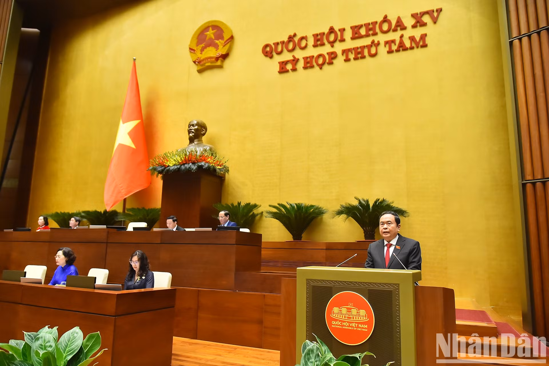 El presidente del Parlamento vietnamita, Tran Thanh Man, expresa su convicción de que la sesión de interpelación se desarrollará de manera vibrante, democrática y constructiva, con mucha información que refleje la coyuntura actual, además de presentar las propuestas y recomendaciones para el Gobierno en la dirección, gestión, operación y superación de limitaciones y dificultades en la práctica. El presidente del Parlamento vietnamita, Tran Thanh Man, expresa su convicción de que la sesión de interpelación se desarrollará de manera vibrante, democrática y constructiva, con mucha información que refleje la coyuntura actual, además de presentar las propuestas y recomendaciones para el Gobierno en la dirección, gestión, operación y superación de limitaciones y dificultades en la práctica.