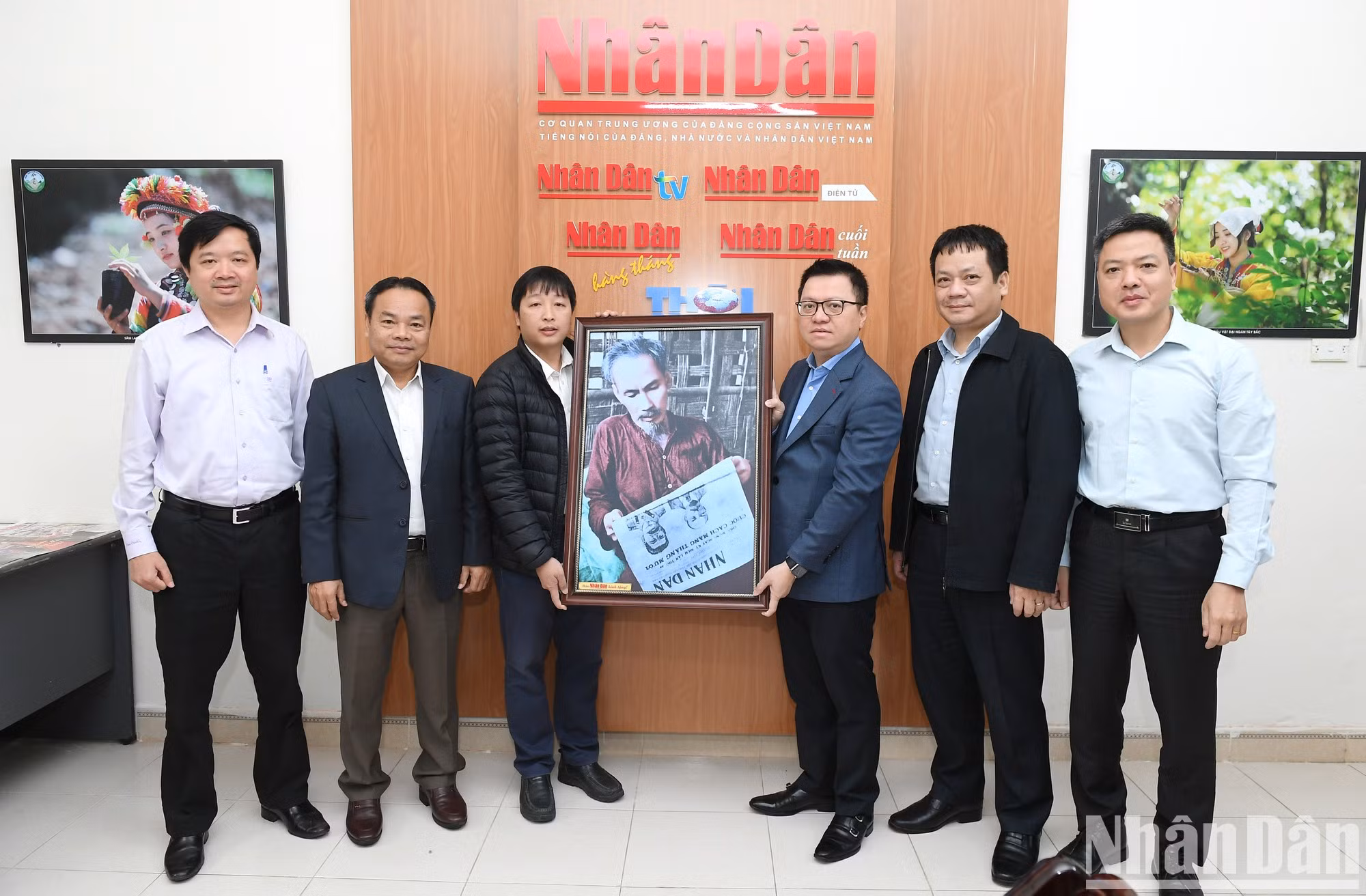 Quoc Minh entrega regalo a la Oficina de representación del diario en Lai Chau.