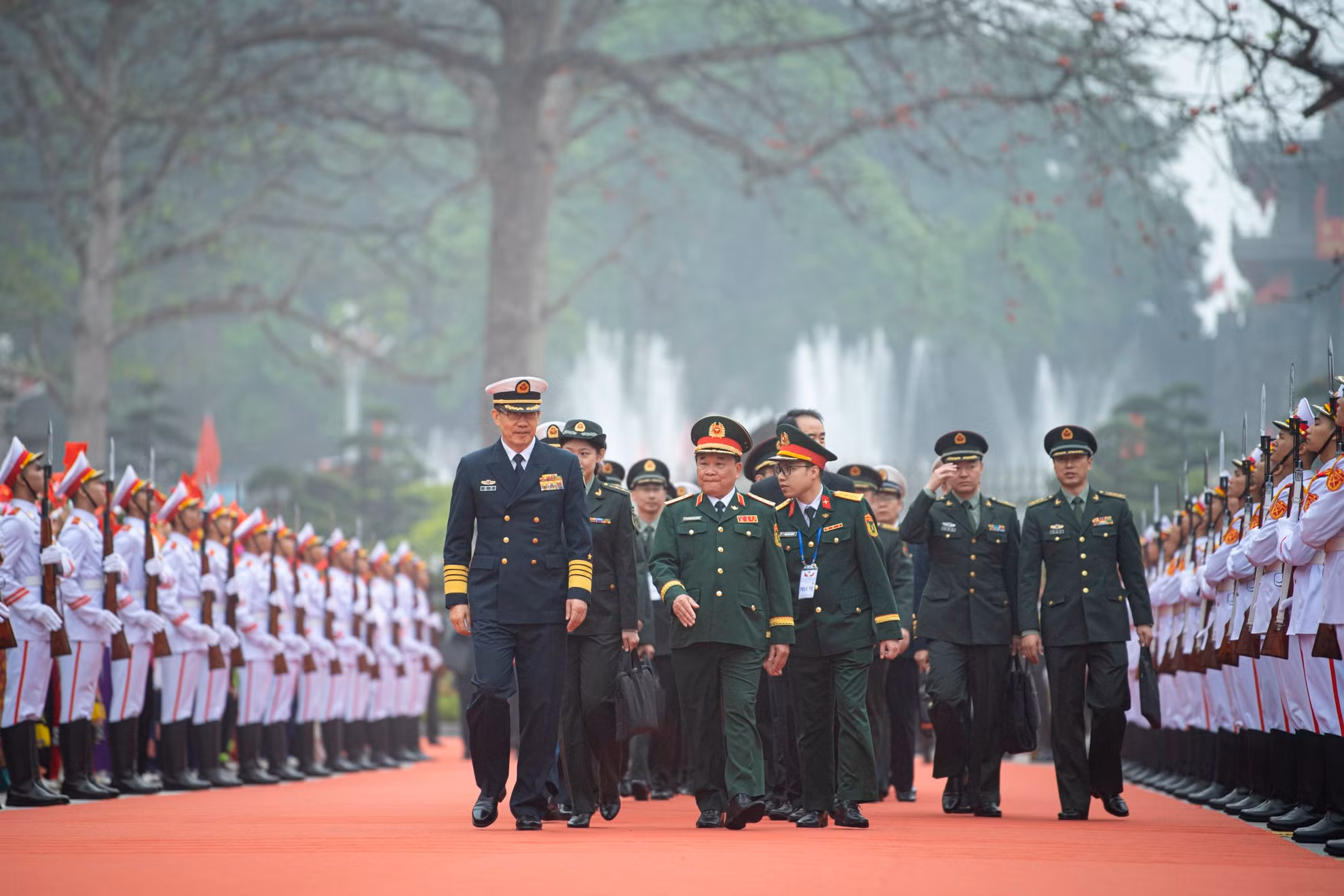 El teniente general Hoang Xuan Chien y la delegación del Ministerio de Defensa de China en la Puerta Fronteriza Internacional de Huu Nghi.