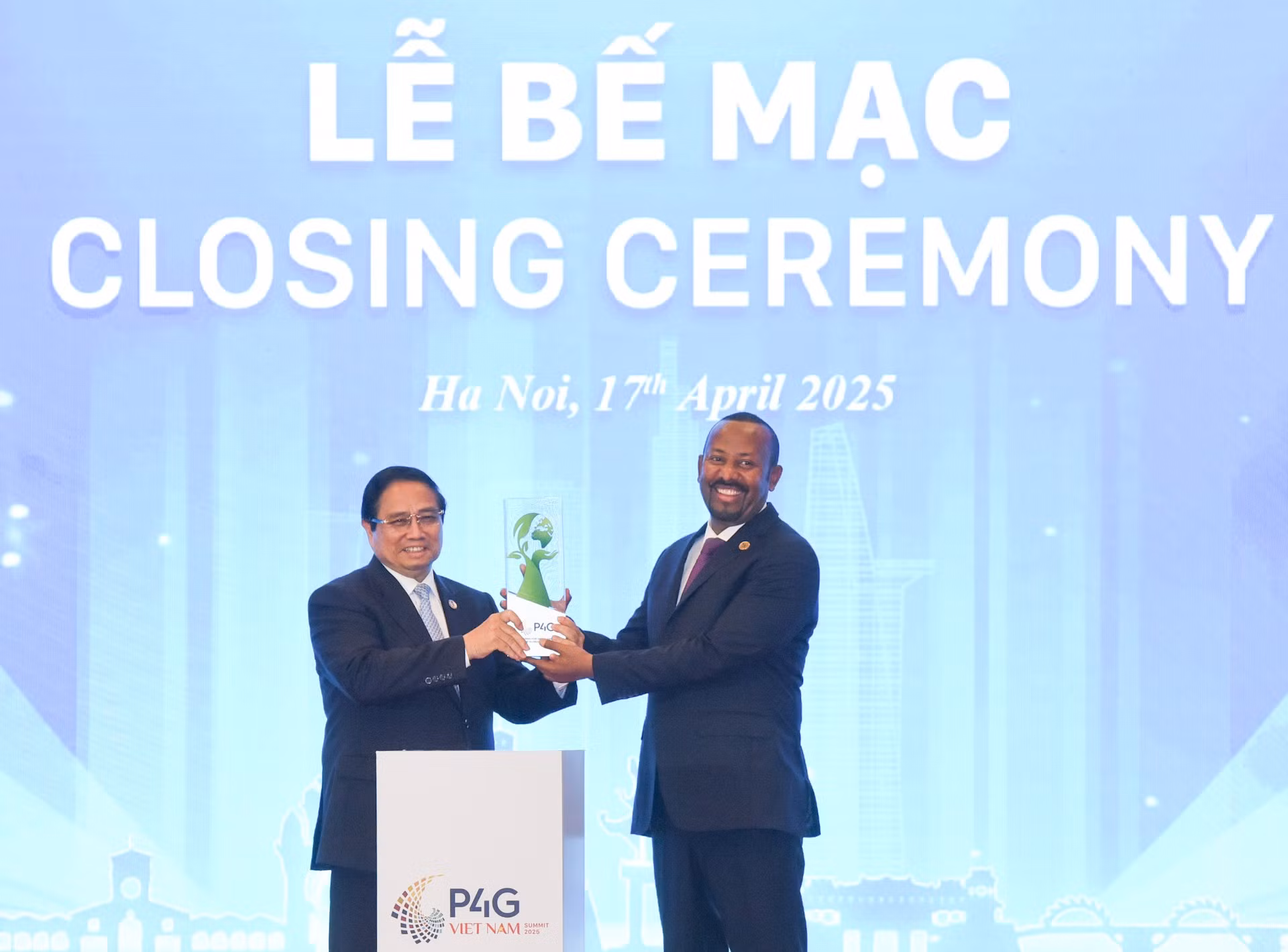 El primer ministro de Vietnam, Pham Minh Chinh y su similar etíope, Abiy Ahmed Ali, realizan la transferencia del papel de anfitrión de la próxima edición, que tendrá lugar en 2027.