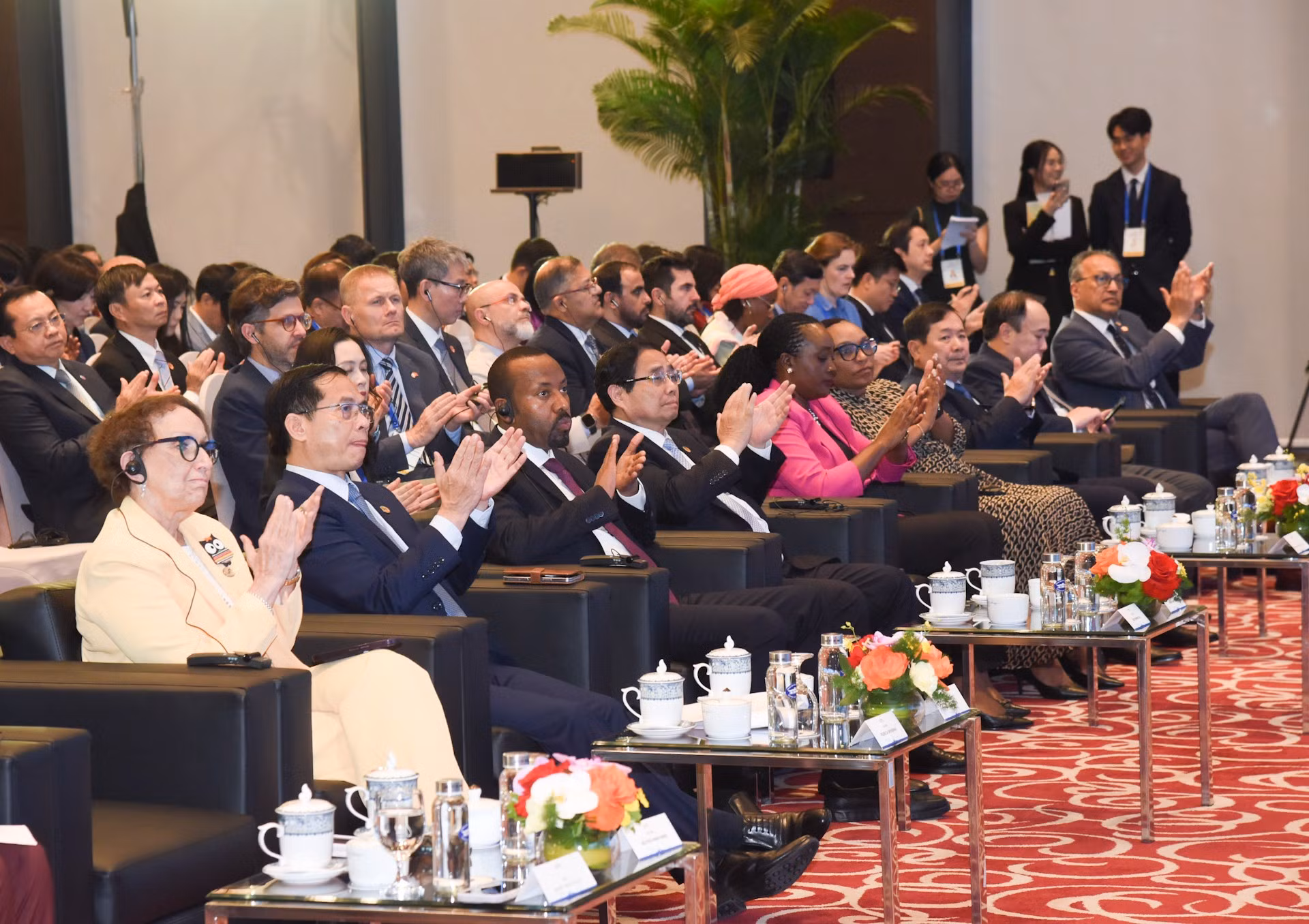 El primer ministro de Vietnam, Pham Minh Chinh, su homólogo etíope, Abiy Ahmed Ali y delegados en la cita.