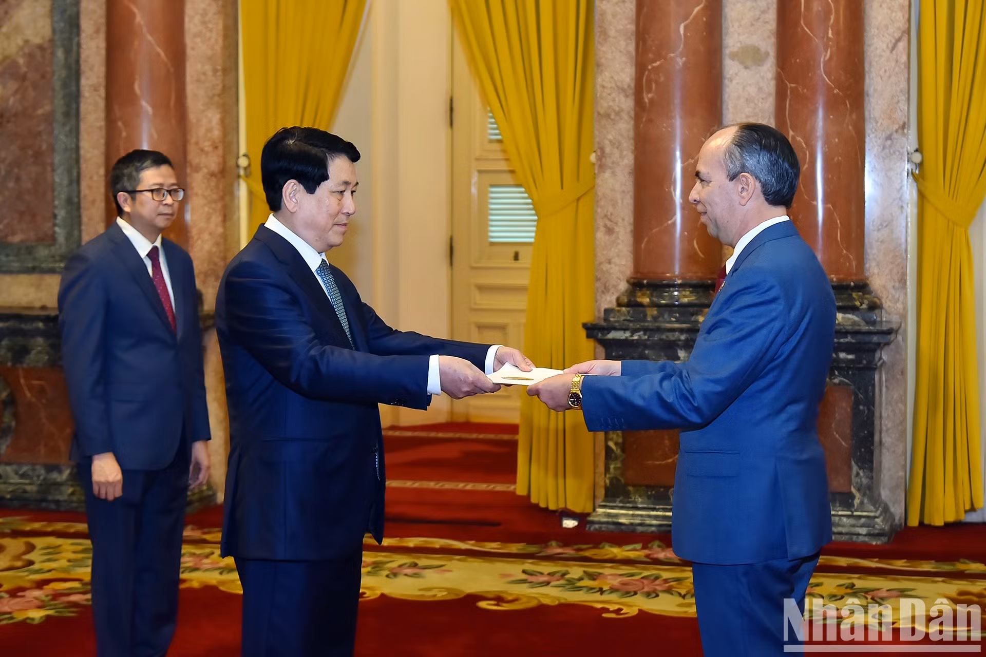 El embajador de Cuba en Hanói, Rogelio Polanco Fuentes, presenta sus cartas credenciales al presidente vietnamita, Luong Cuong.