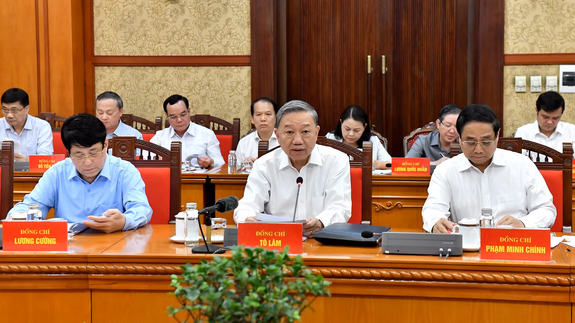 El secretario general del Partido Comunista y presidente de Vietnam, To Lam, preside la reunión.