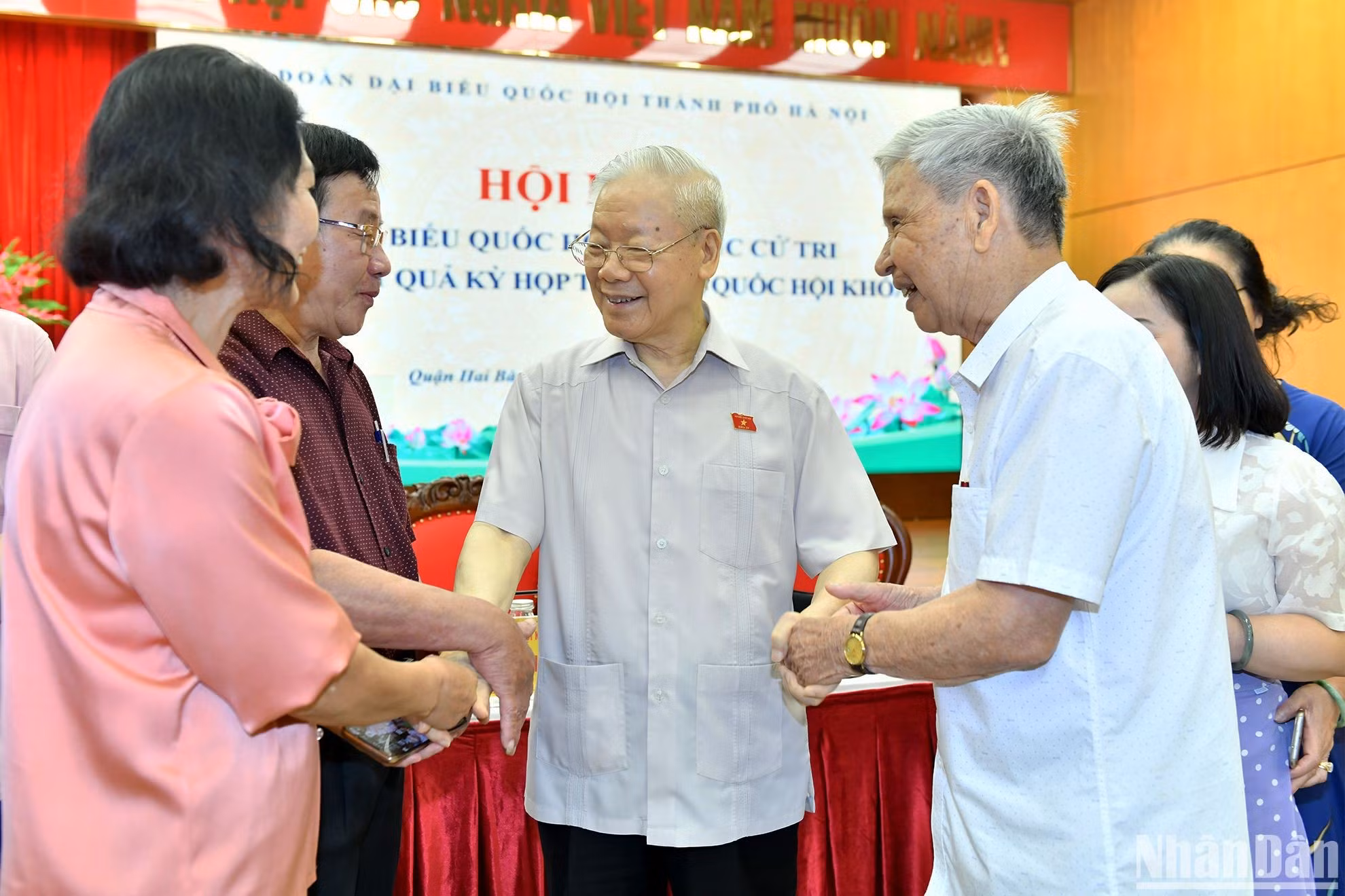 El secretario general Nguyen Phu Trong y votantes de Hanói. El secretario general Nguyen Phu Trong y votantes de Hanói.