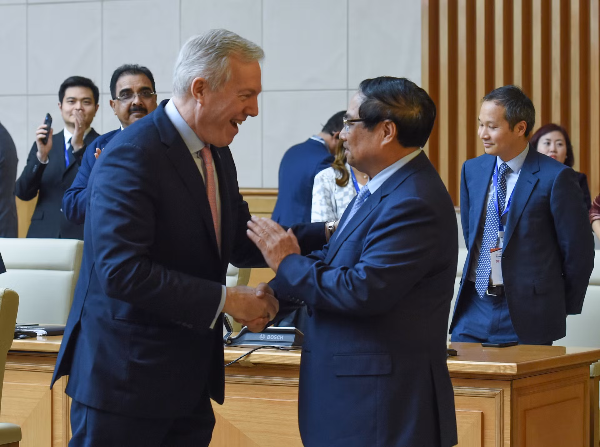 El primer ministro de Vietnam, Pham Minh Chinh, y el presidente y director general del Consejo Empresarial Estados Unidos-Asean, Ted Osius.