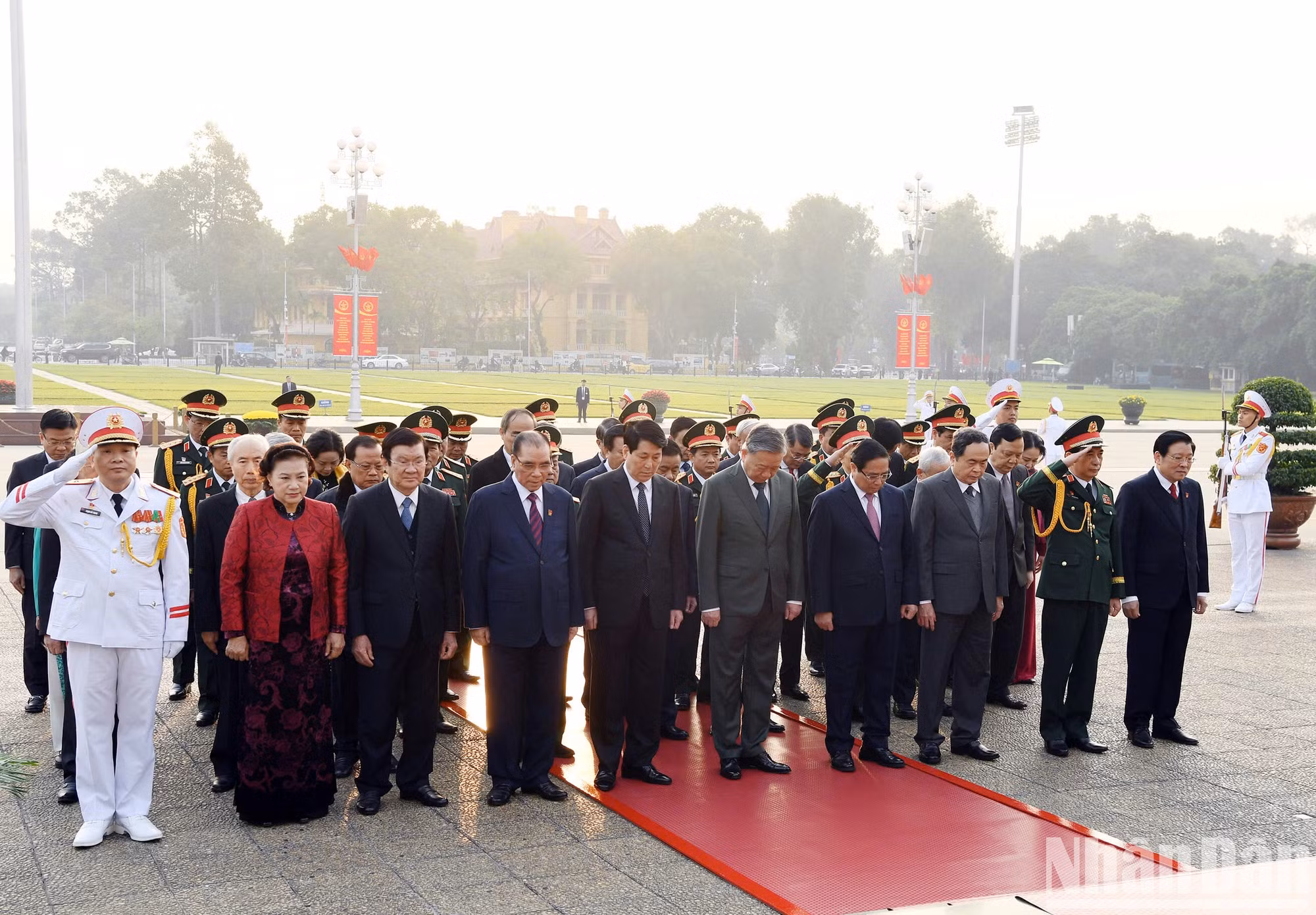 Los dirigentes y ex dirigentes del Partido y del Estado inclinan su frente en señal de respeto al Presidente Ho Chi Minh.