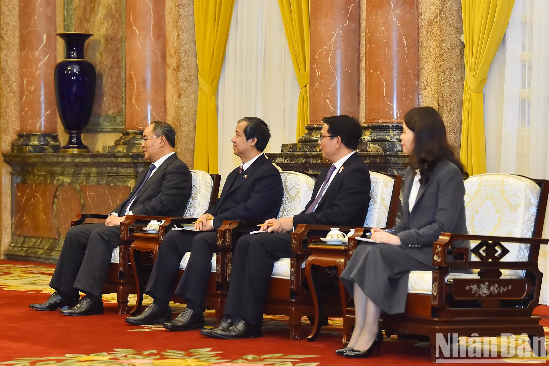 Funcionarios vietnamitas en la cita.