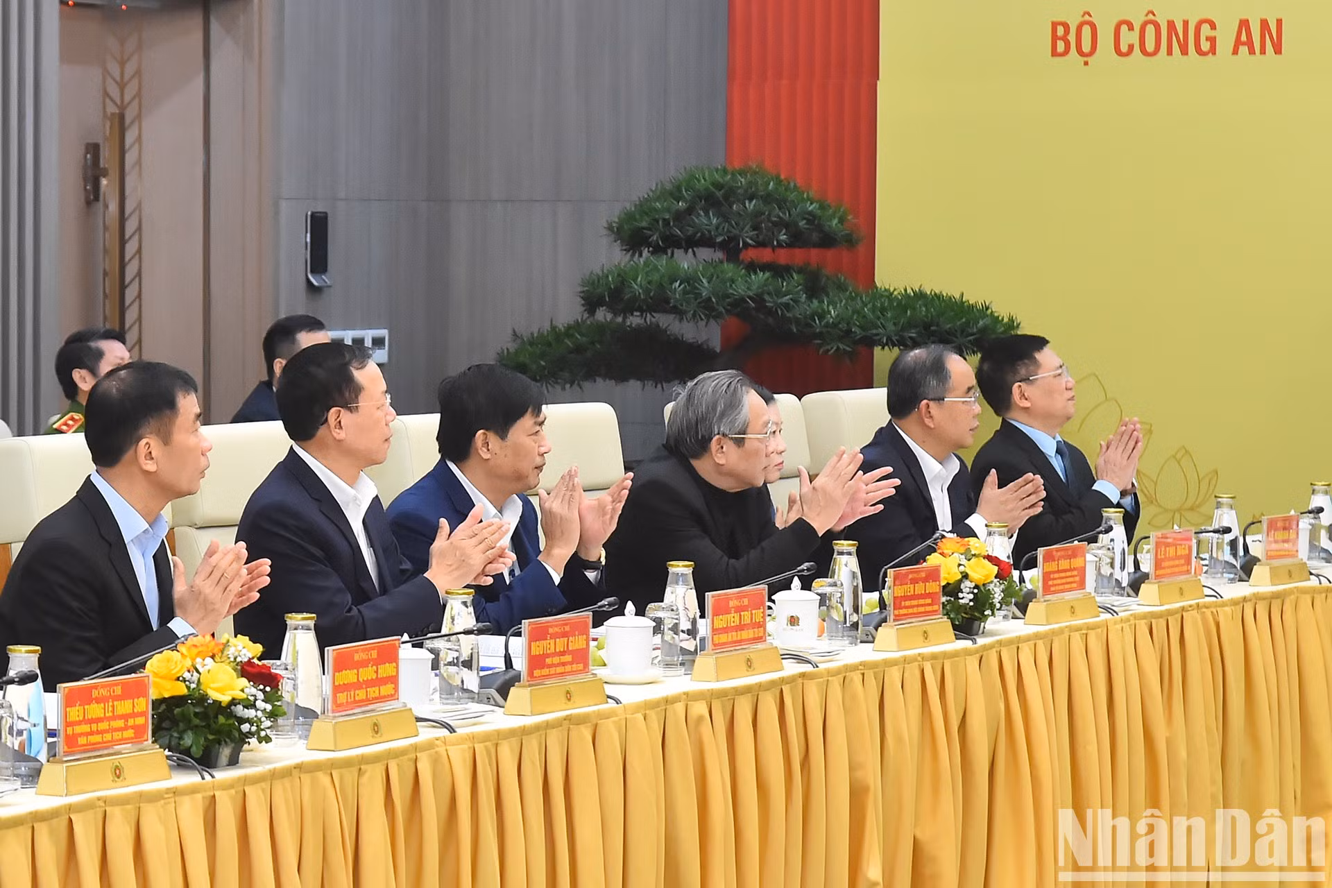 El viceprimer ministro Ho Duc Phoc y los delegados.