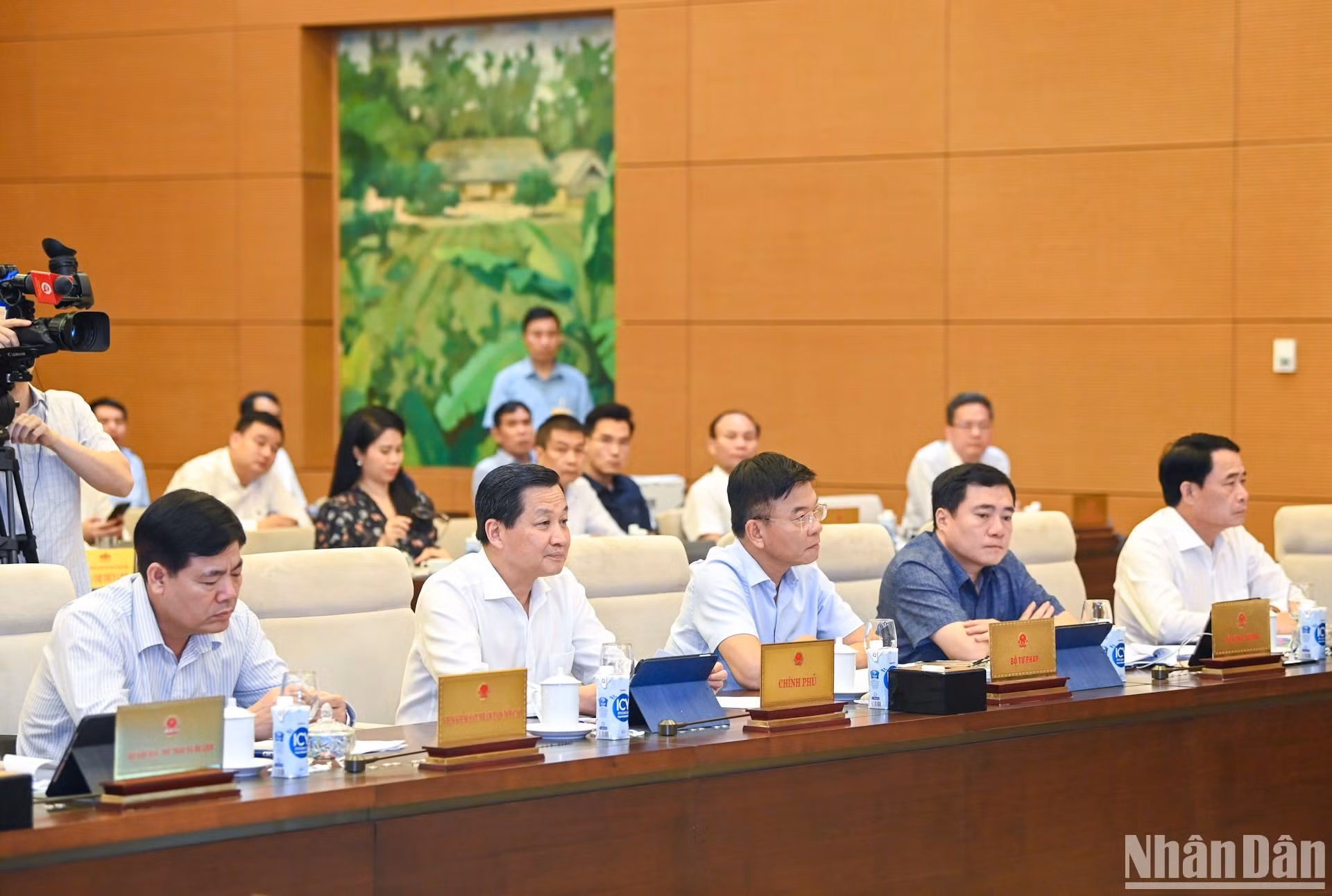 El viceprimer ministro vietnamita, Le Minh Khai, y los líderes de los ministerios y sectores.