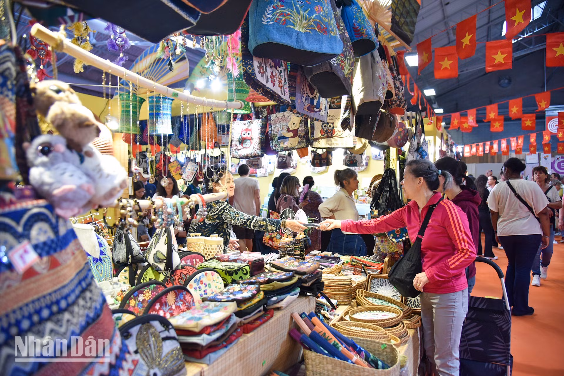 Se espera que la Feria Internacional de París 2025, la mayor exposición europea de artesanía, mobiliario, decoración, cultura-gastronomía, moda, salud y belleza, atraiga a unos 400 mil visitantes.