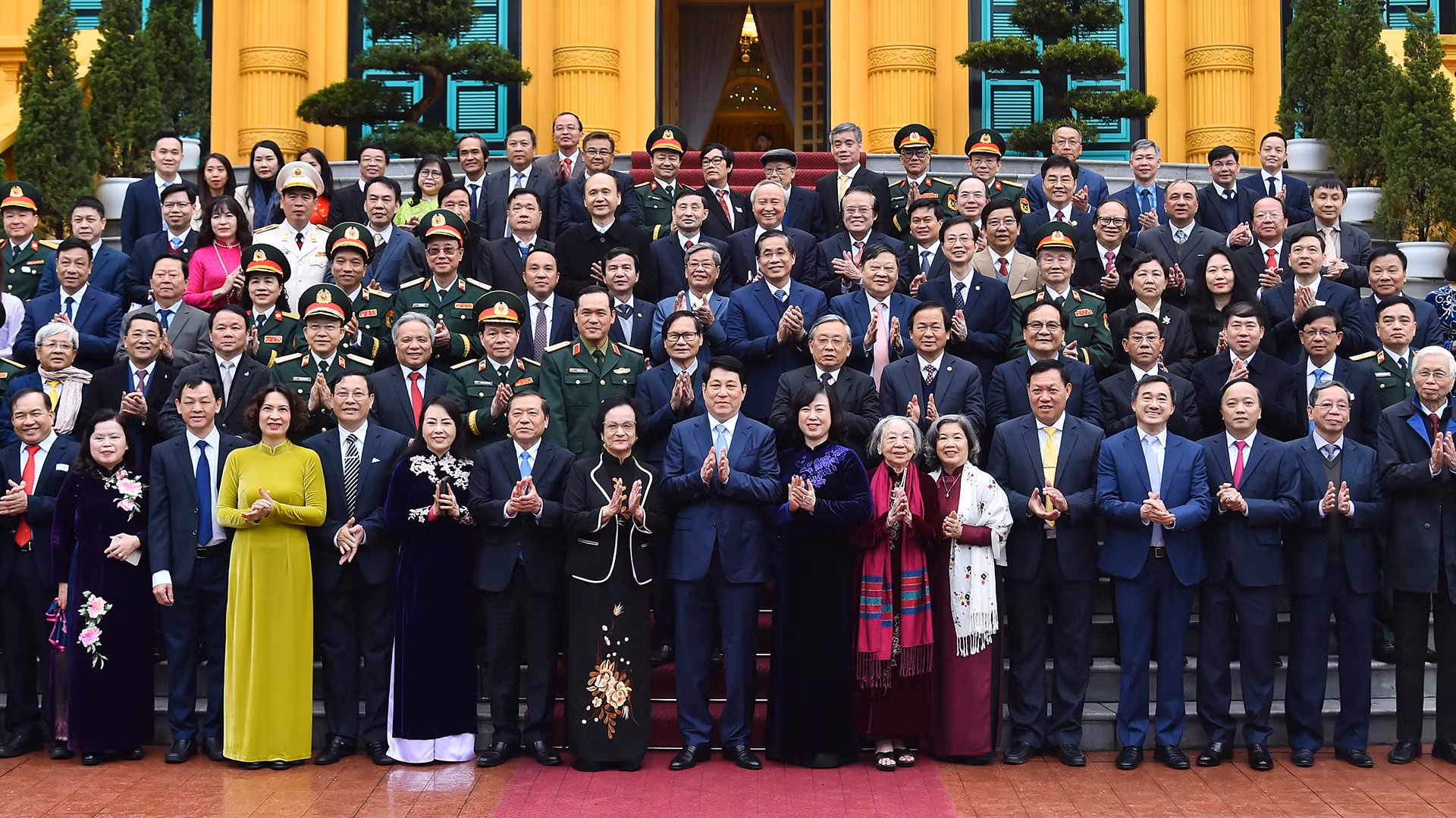 [Foto] Presidente vietnamita se reúne con destacados representantes de sector de salud