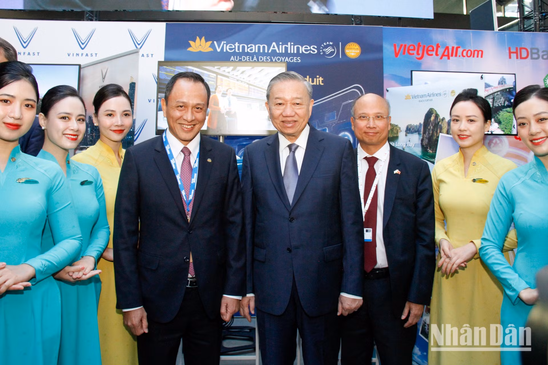 El secretario general del PCV y presidente de Vietnam, To Lam, y los funcionarios de la aerolínea de bandera nacional Vietnam Airlines visitan la exposición en el Foro. (Foto: MINH DUY) El secretario general del PCV y presidente de Vietnam, To Lam, y los funcionarios de la aerolínea de bandera nacional Vietnam Airlines visitan la exposición en el Foro. (Foto: MINH DUY)